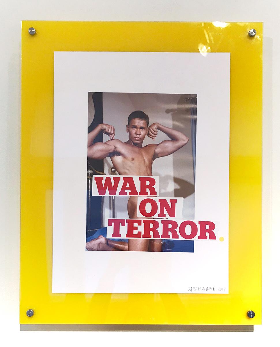 Collage technique mixte « Guerre sur terreur », plexiglas jaune, photographie de portrait - Mixed Media Art de Sarah Maple