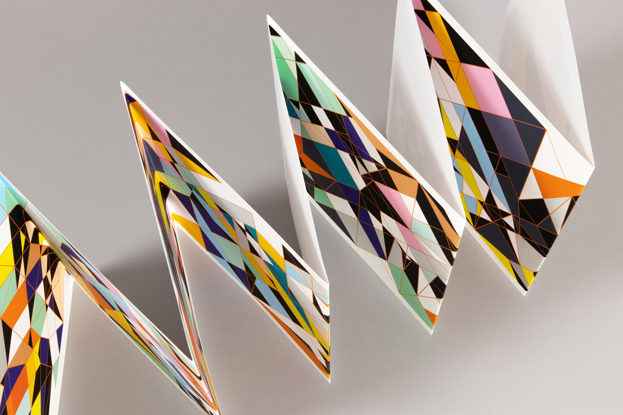 Sarah Morris, Taurus (Origami) – signierter Leporello-Druck, Abstrakte Kunst im Angebot 2