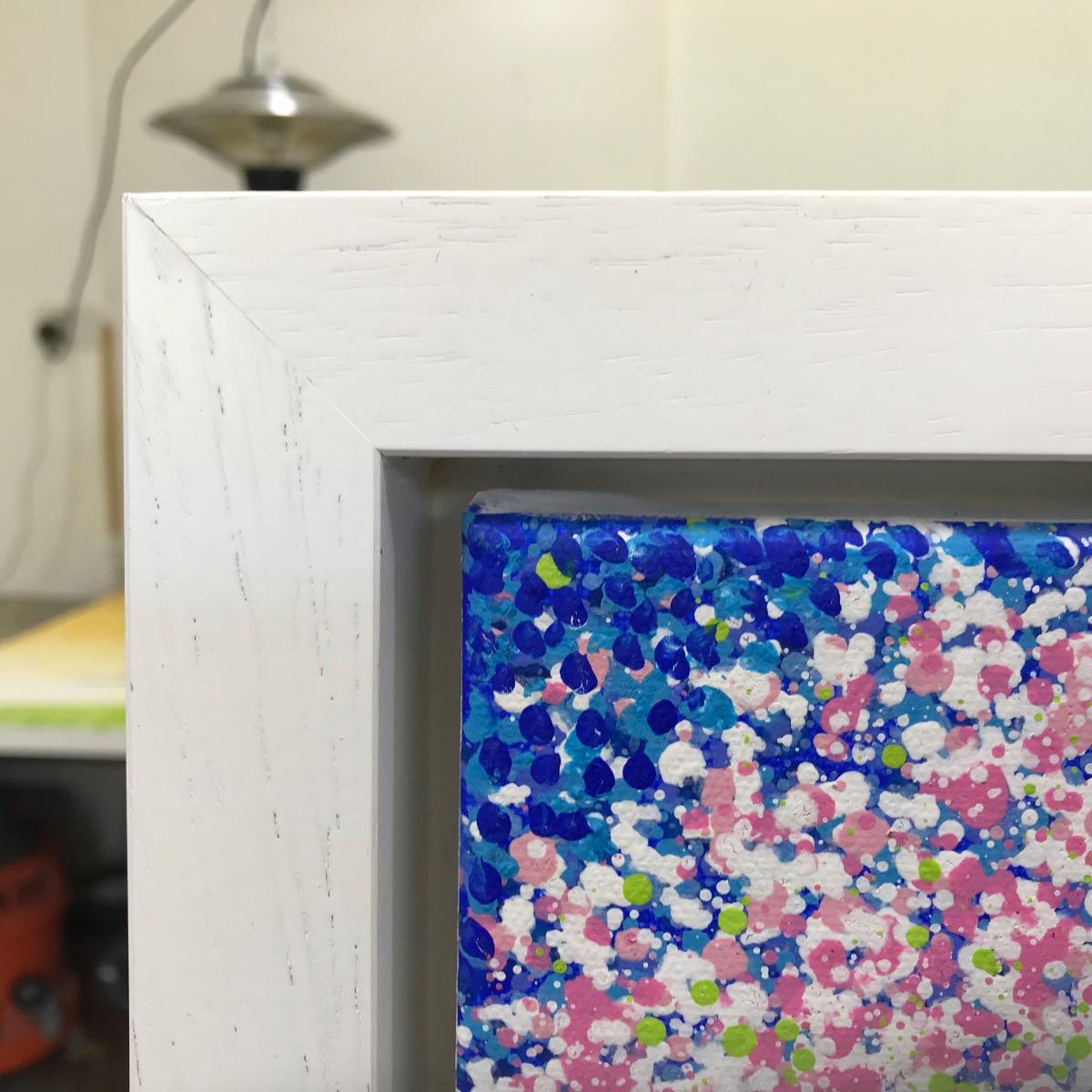 Pintura original de Sarah Pye - Árboles punteados con una floritura de rosas azules, blancos amarillos y naranjas. Sarah Pye ha utilizado un marco flotante blanco de madera maciza en sus obras, por lo que están listas para colgar. 

INFORMACIÓN