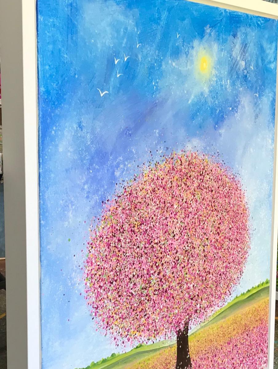 Pintura original de Sarah Pye - Un árbol solitario con una floritura de rosas azules, blancos amarillos y naranjas. Sarah Pye ha utilizado un marco flotante blanco de madera maciza en sus obras, por lo que están listas para colgar. 

INFORMACIÓN