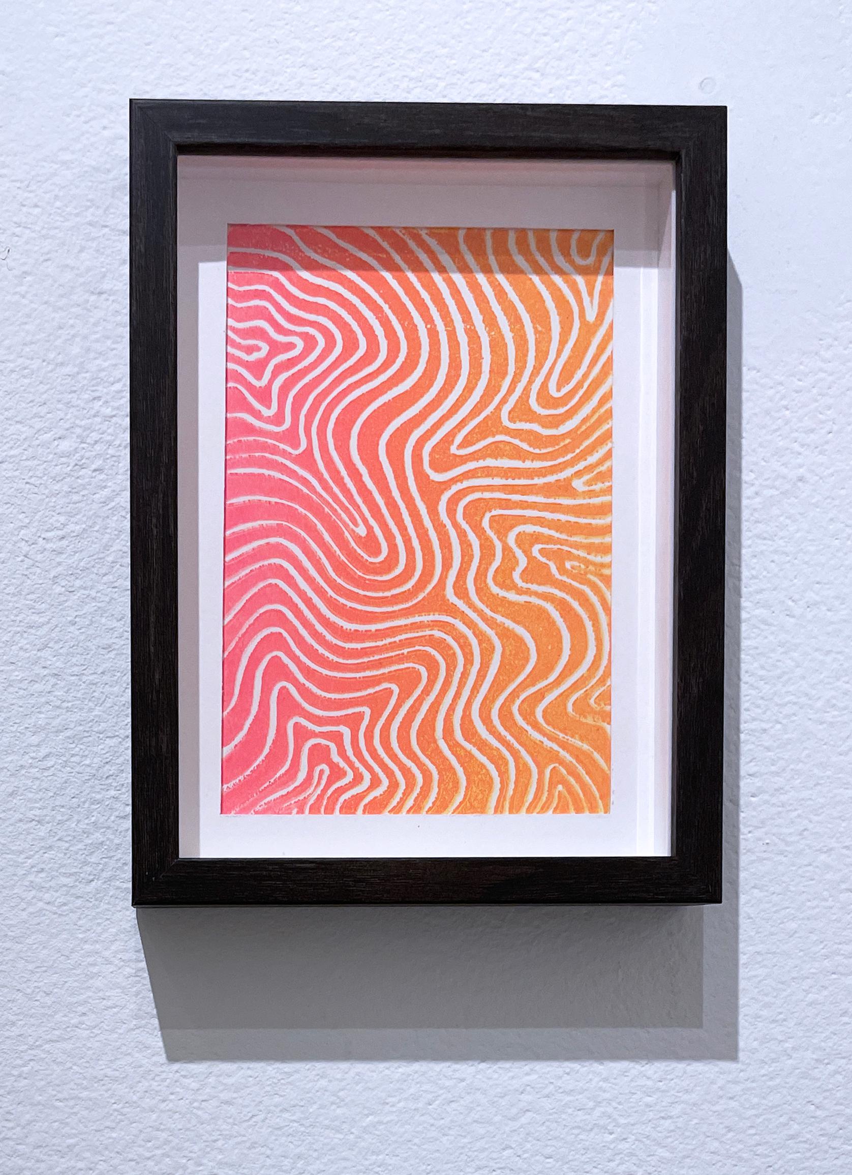 Ripple, Tinte auf Papier Abstraktes Muster Blockdruck, Heißrosa und orangefarbener Farbverlauf – Print von SarahGrace