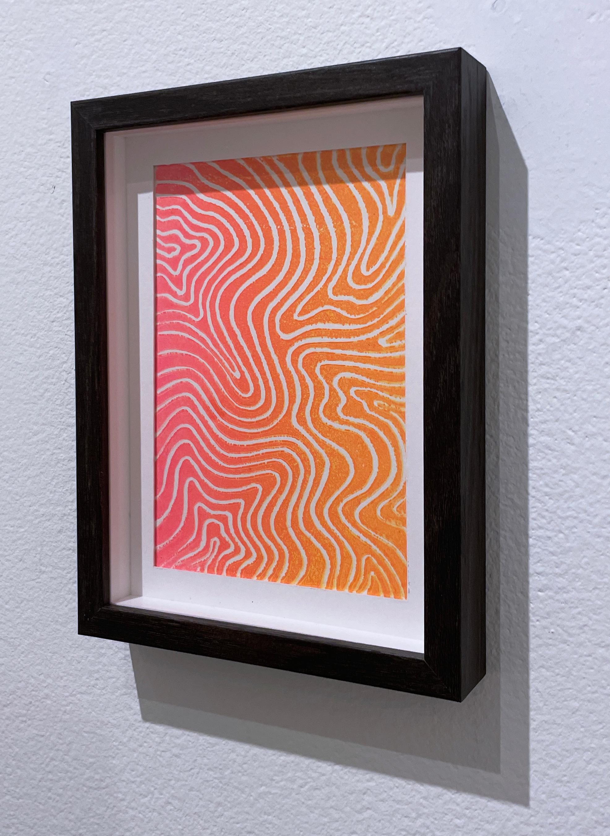Ripple, Tinte auf Papier Abstraktes Muster Blockdruck, Heißrosa und orangefarbener Farbverlauf (Beige), Abstract Print, von SarahGrace