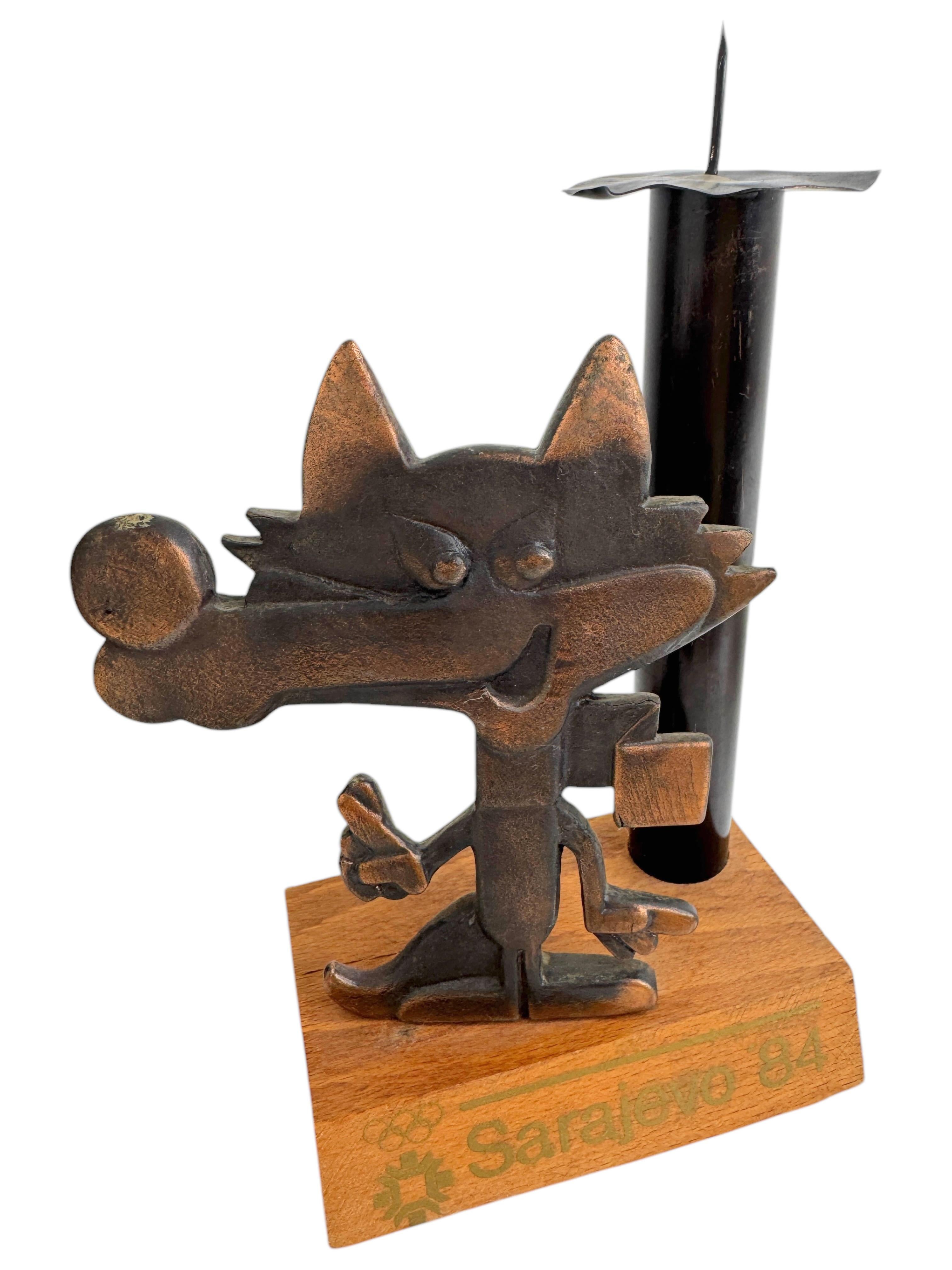 Sarajevo Juegos Olímpicos de Invierno 1984 Figura Mascota Candelabro Vintage Yugoslavia finales del siglo XX en venta