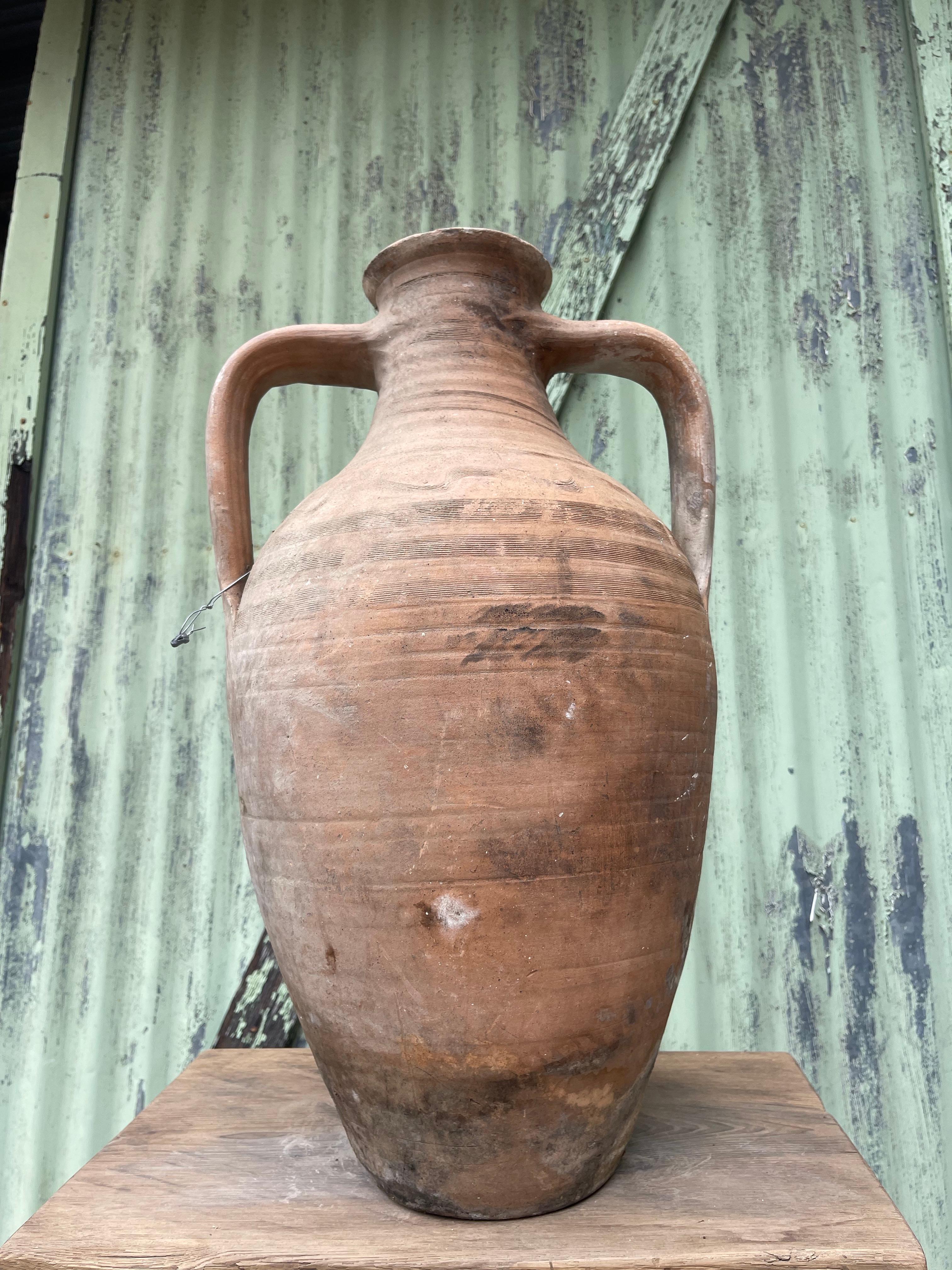 Questa grande brocca turca veniva utilizzata per conservare e servire liquidi, probabilmente vino, a generazioni di famiglie del Levante.  

La produzione di vino in Anatolia può essere fatta risalire agli Ittiti, antichi abitanti della regione dal