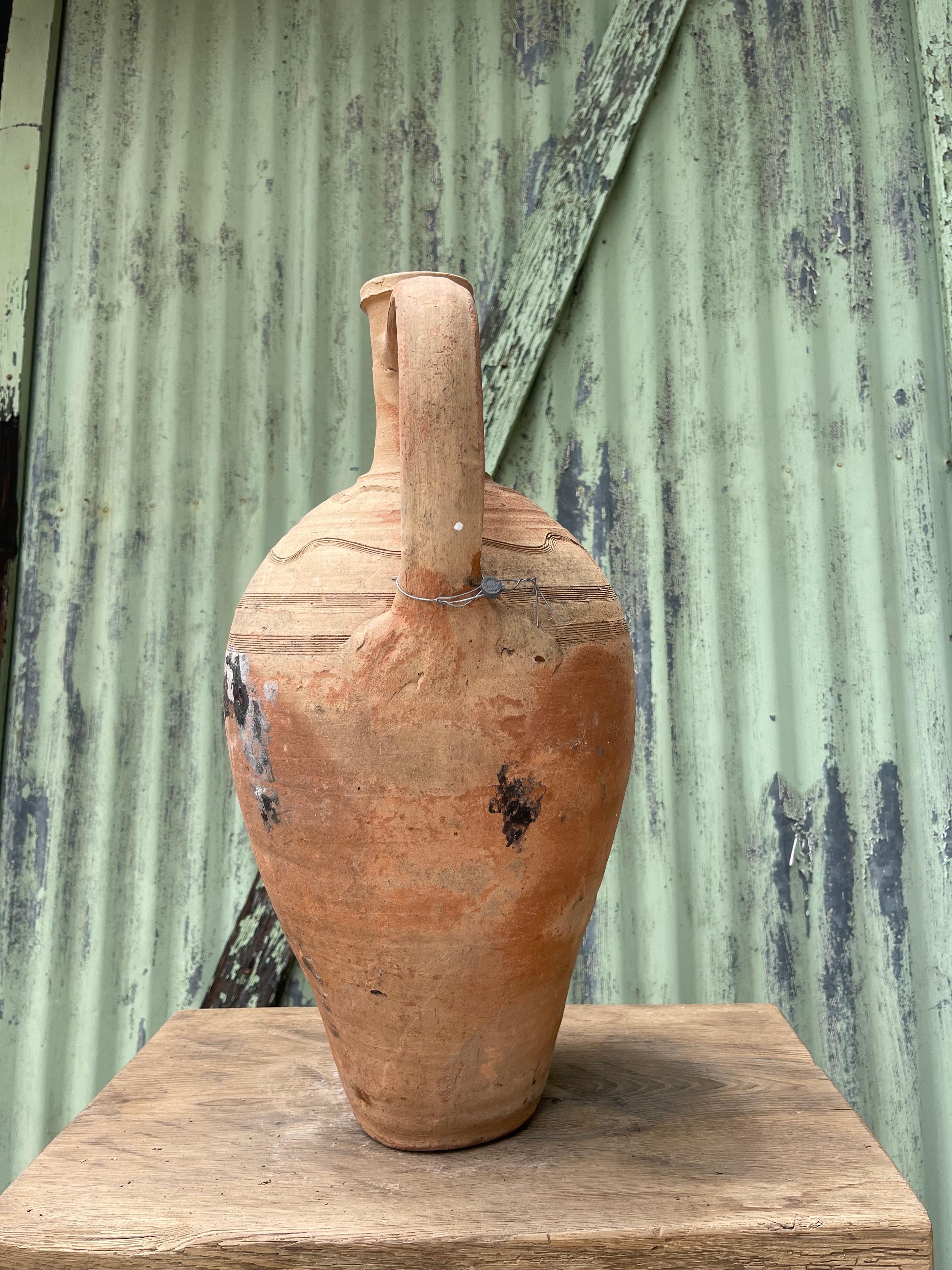 Questa brocca turca di medie dimensioni veniva utilizzata per conservare e servire liquidi, probabilmente vino, a generazioni di famiglie del Levante.  

La produzione di vino in Anatolia può essere fatta risalire agli Ittiti, antichi abitanti della