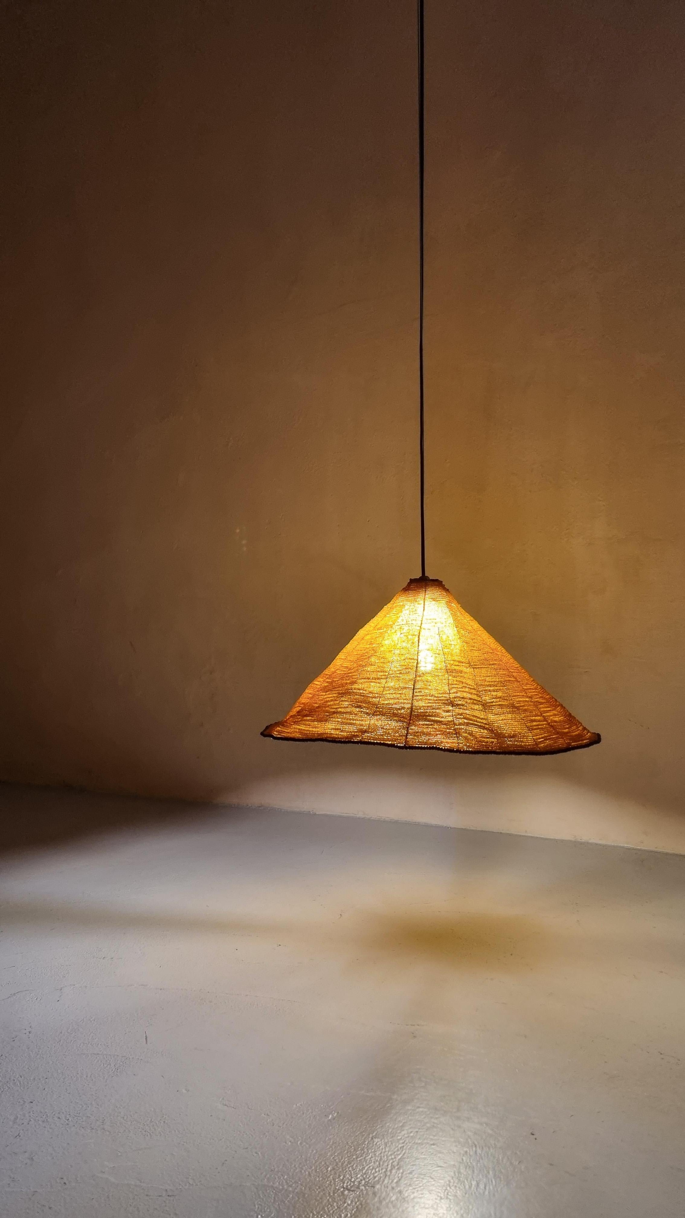 Plafond Sarasar  lampe conçue par Roberto Pamio et Renato Toso pour Leucos en 1975.
 Diffuseur en perles de verre colorées, ambre et bord noir.
 Ce plafond rare  la lampe n'a été produite que pendant quelques années en raison des longs délais de