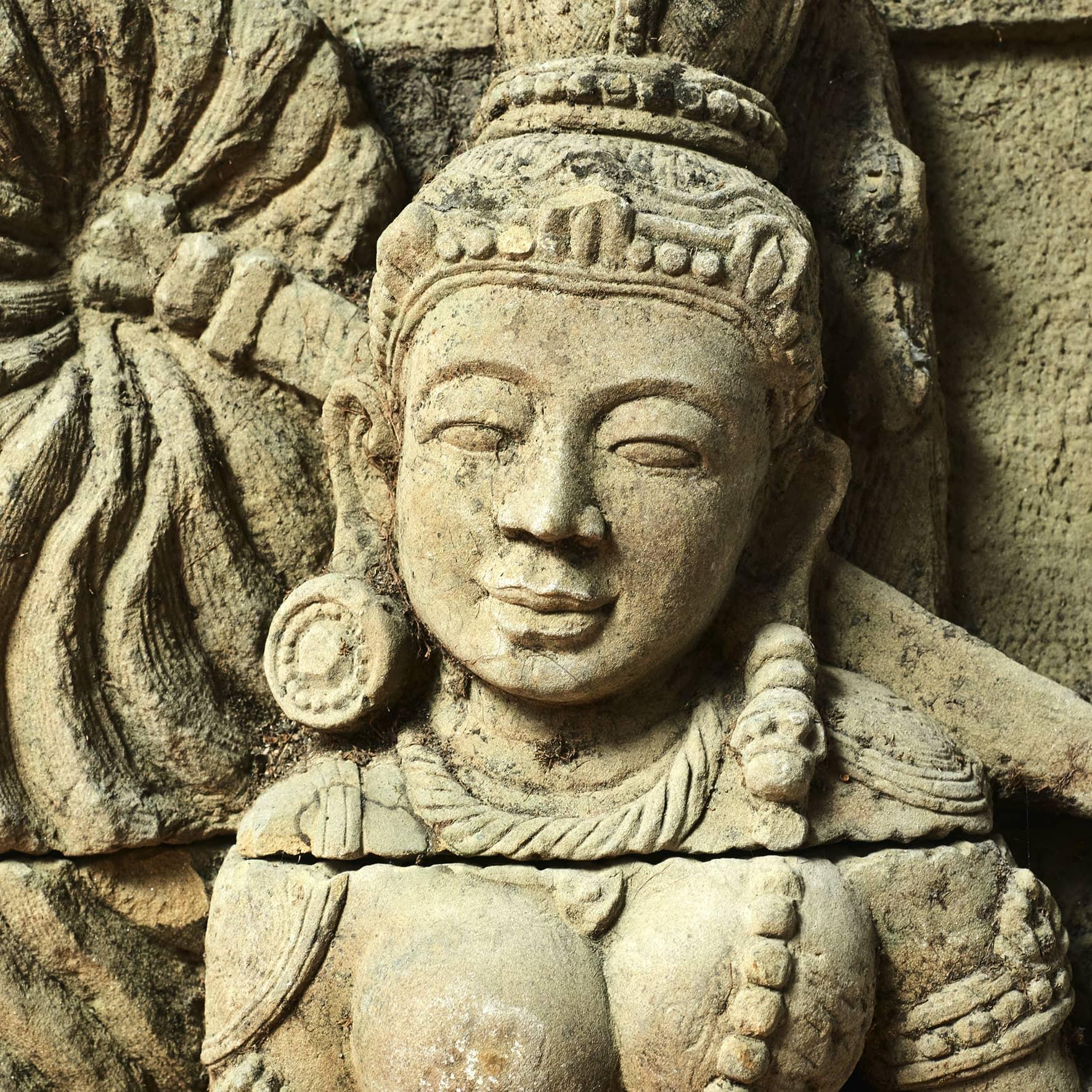 Seltene 500-600 Jahre alte Sandsteinreliefstatue von Saraswati, der Göttin der Sprache, der Künste, der Musik, des Wissens und der Geisteskraft.
Original in drei Teilen auf hellem Sandsteinsockel montiert.
Stammt aus Arakan, einer geografischen