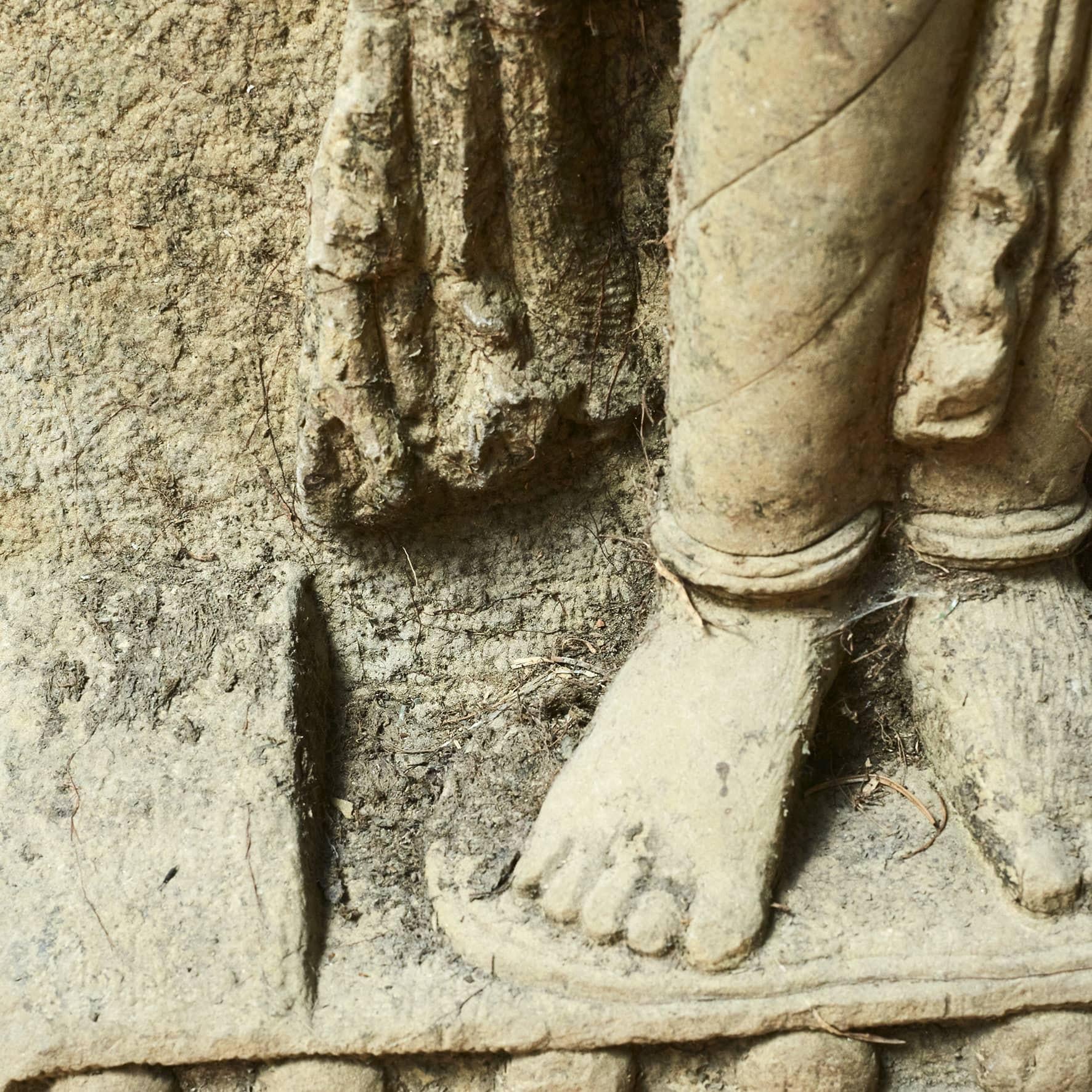 Saraswati Hindu-Göttin aus Sandstein Statue im Angebot 3