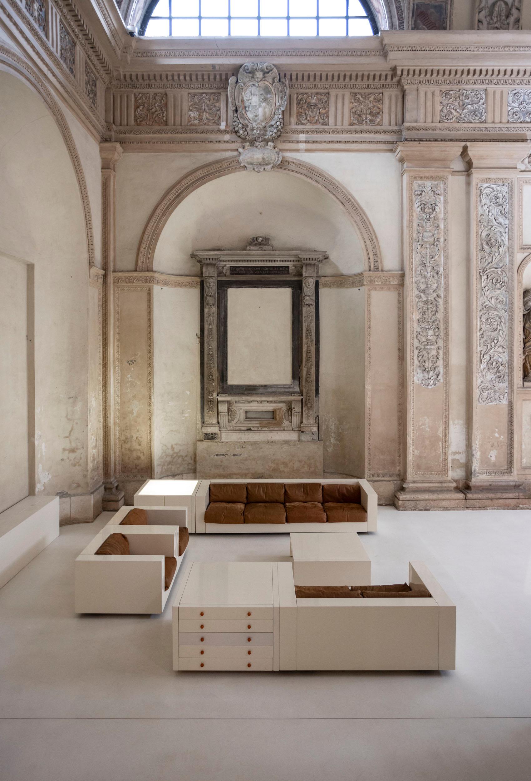 Saratoga living room set designed by Massimo and Lella Vignelli for Poltronova 3