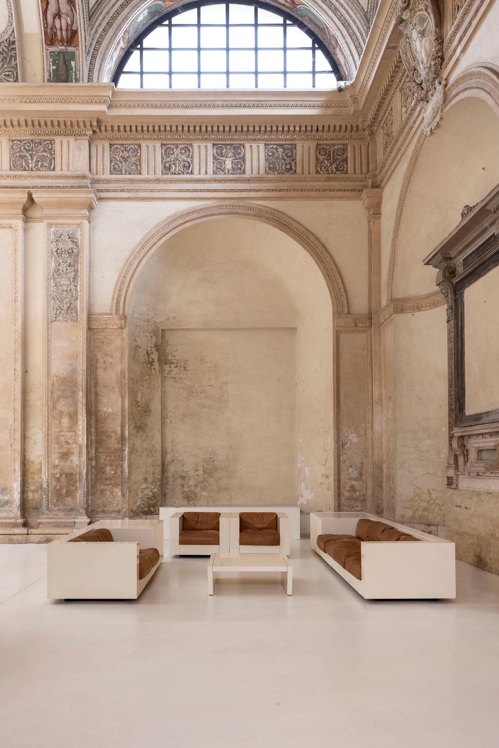 The Saratoga living room set, designed by Massimo and Lella Vignella and produced by Poltronova, Italy, in the 1960s, is an iconic example of modular and modern design. The set includes a four-seat sofa, a two-seat sofa, two armchairs, a coffee