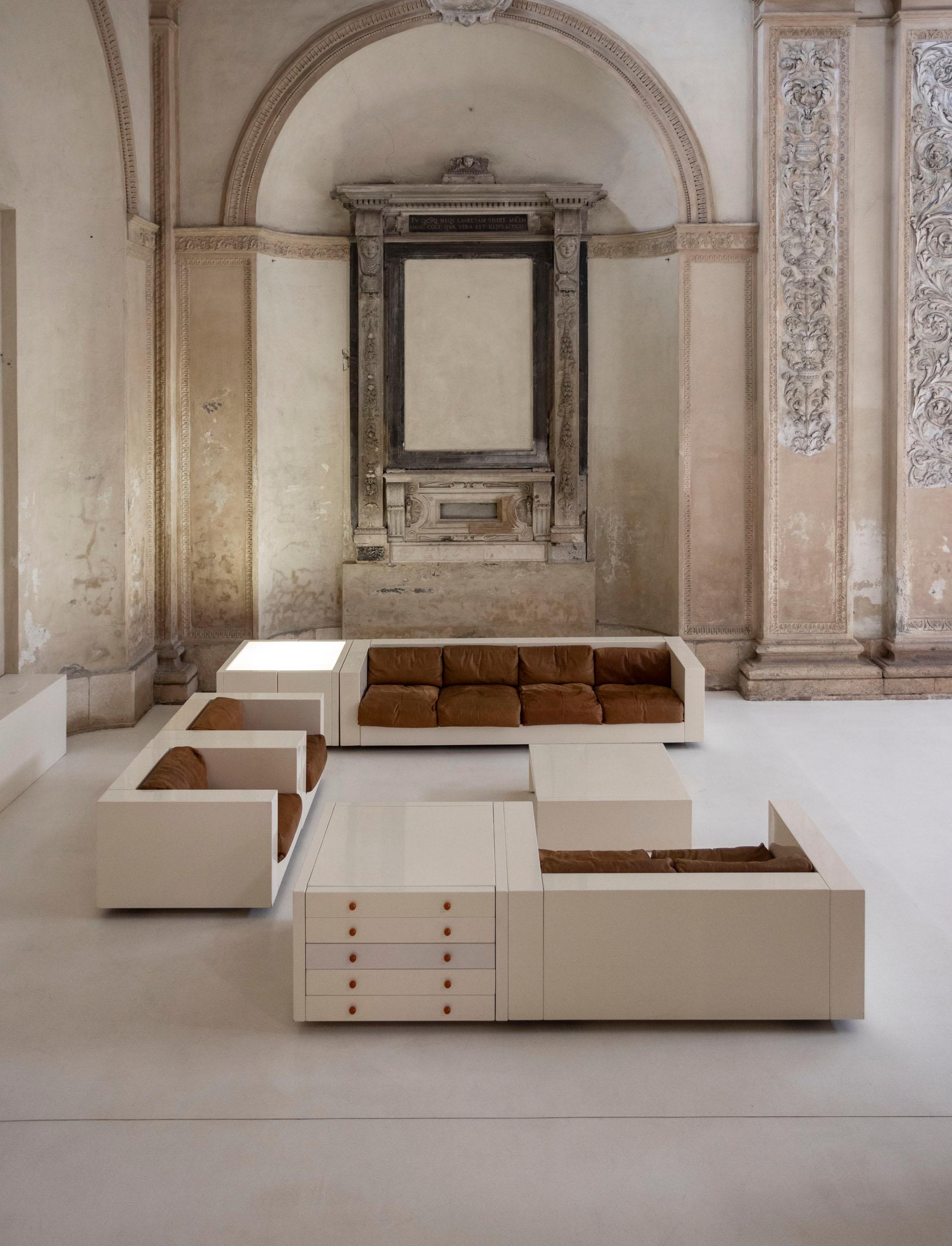Saratoga living room set designed by Massimo and Lella Vignelli for Poltronova 2