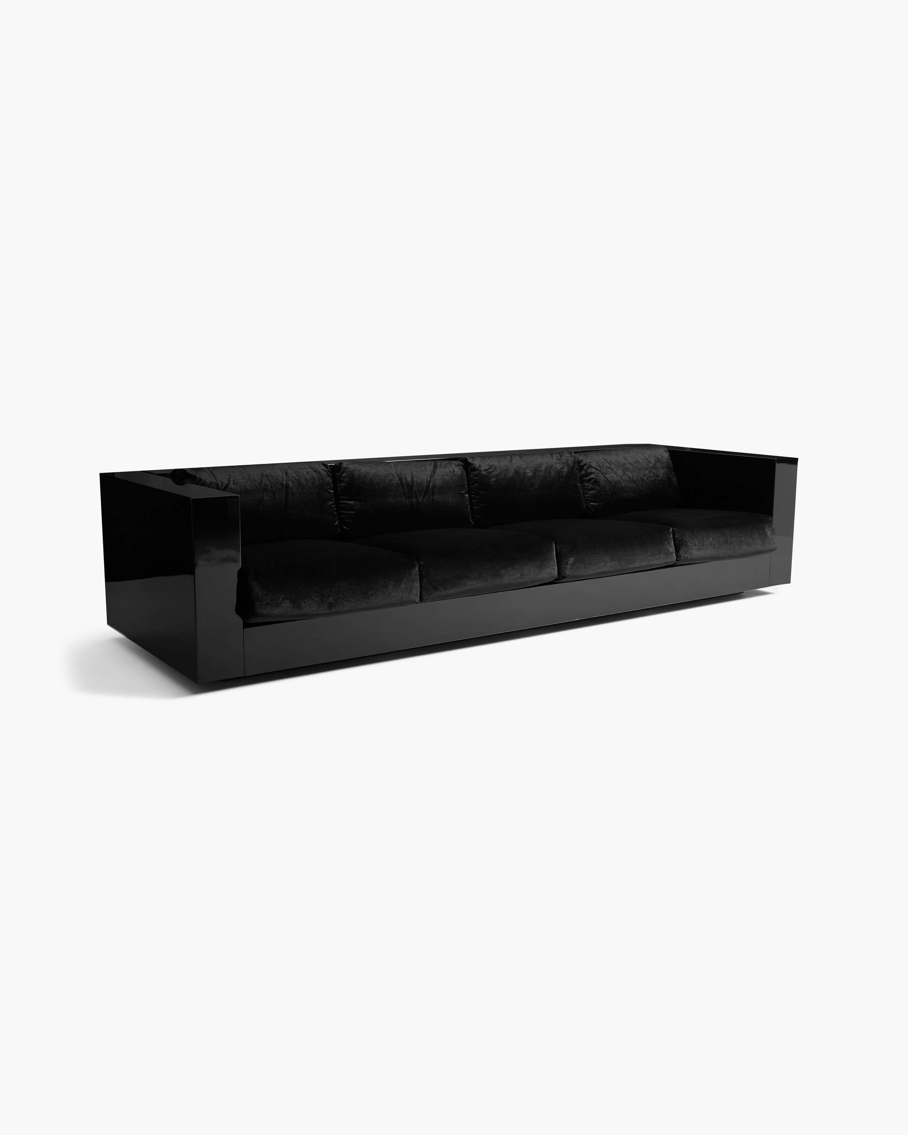Das von dem italienischen Ehepaar Massimo und Lella Vignelli entworfene Saratoga Living ist ein auffallend kühles Möbelstück, dessen strenge Linien sich mit edlen Lackoberflächen und Samtbezügen kontrastieren. Massimo Vignelli war ein gefeierter