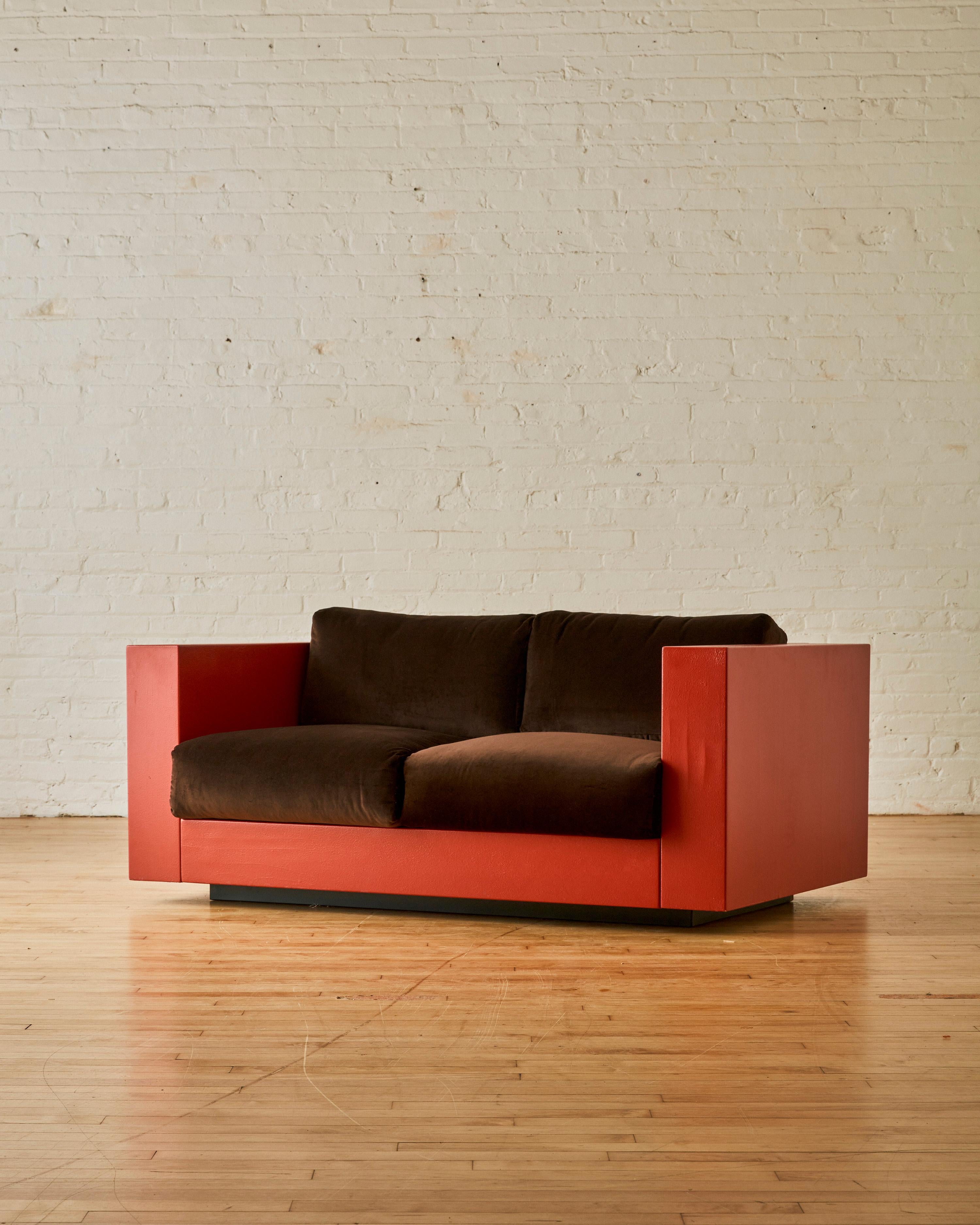 Causeuse Saratoga conçue par Lela et Massimo Vignelli par Poltronova de Fabrice, avec un cadre en caisson de bois rouge et retapissé en tissu mohair brun.

