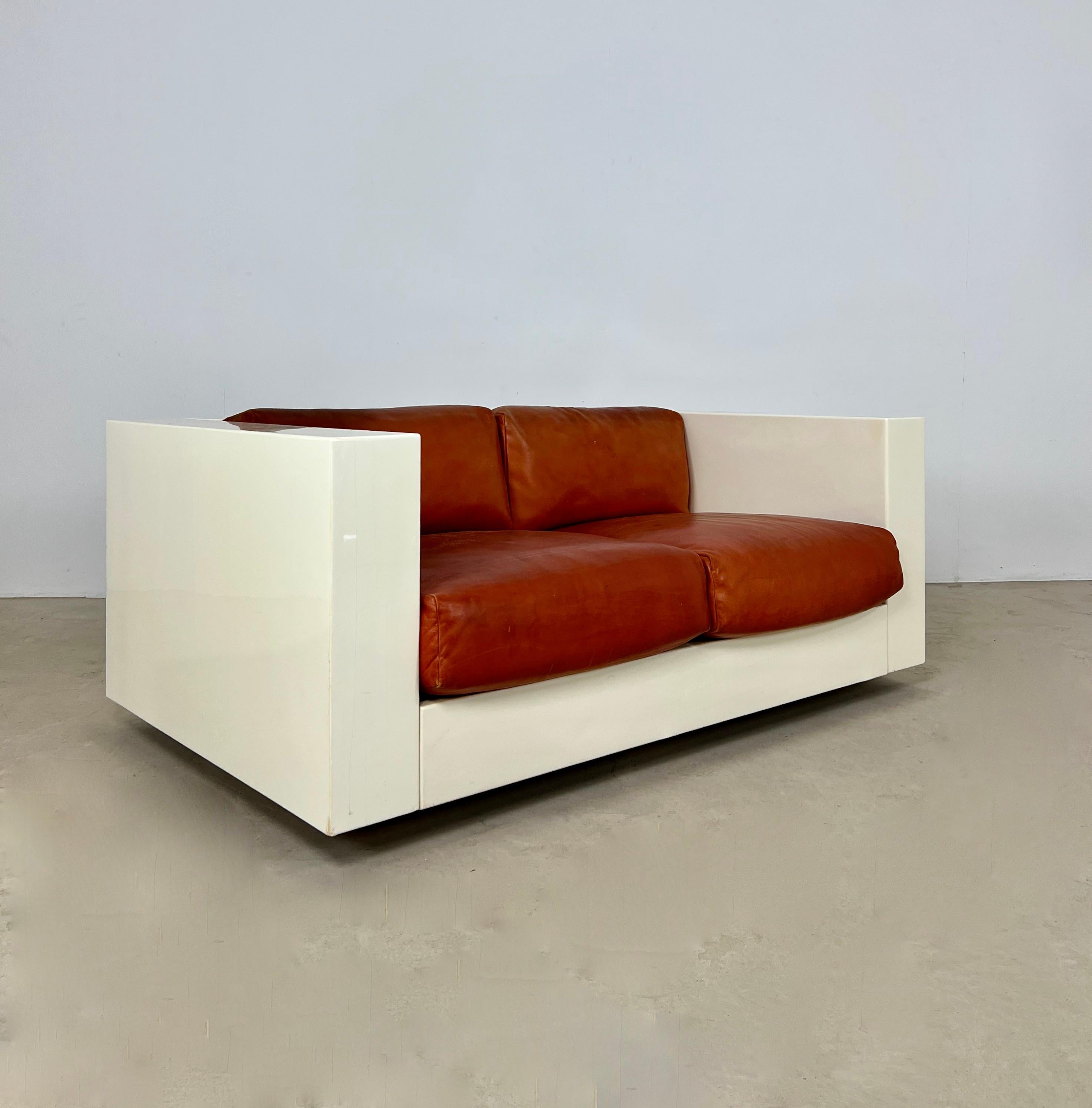 Leather and wood armchair lacquered in white. Wear due to time and age of the sofa. (see picture) Seat height 33 cm.