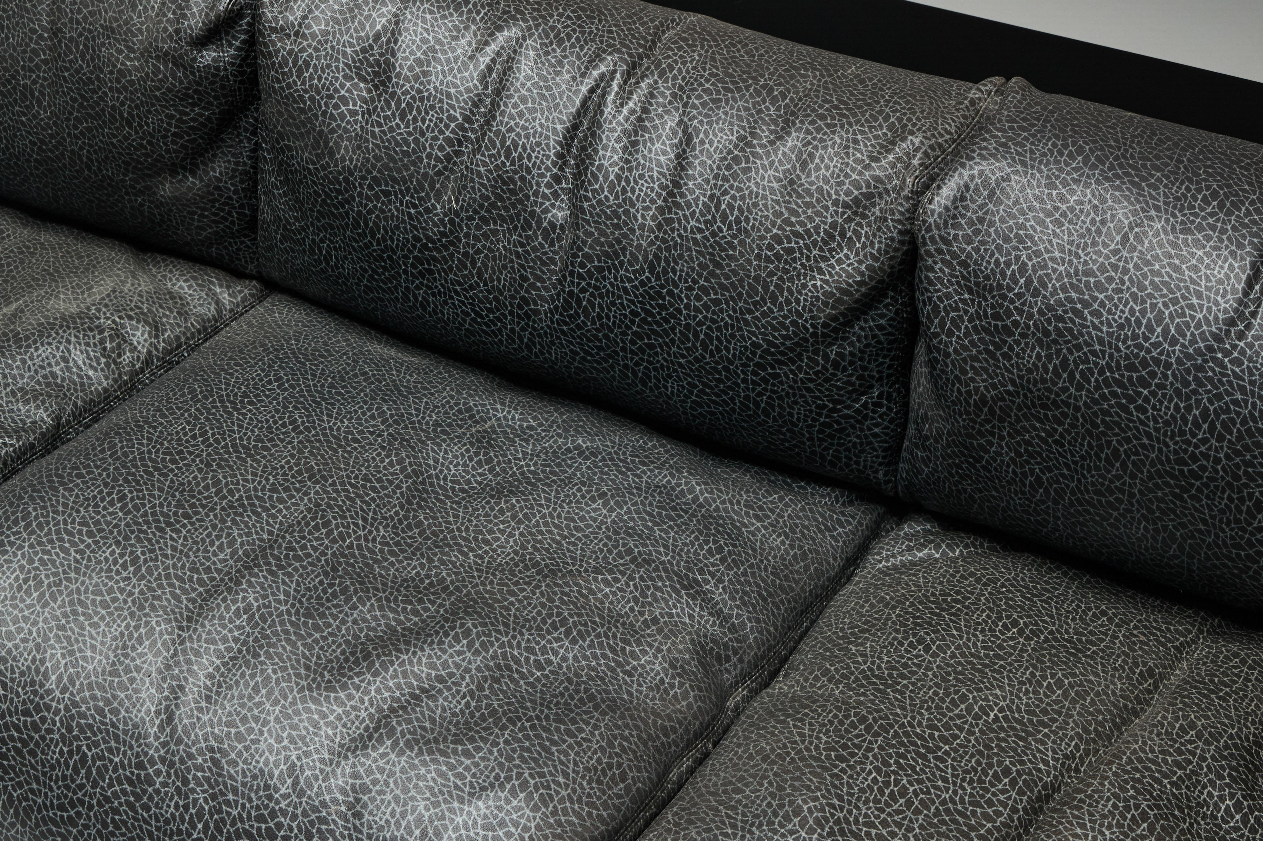 Canapé trois places 'Saratoga' des designers italiens Massimo et Lella Vignelli pour Poltronova en luxueux cuir gris éléphant. Fabriqué en Italie en 1964, ce canapé incarne le style caractéristique des Vignellis, à savoir un design clair et
