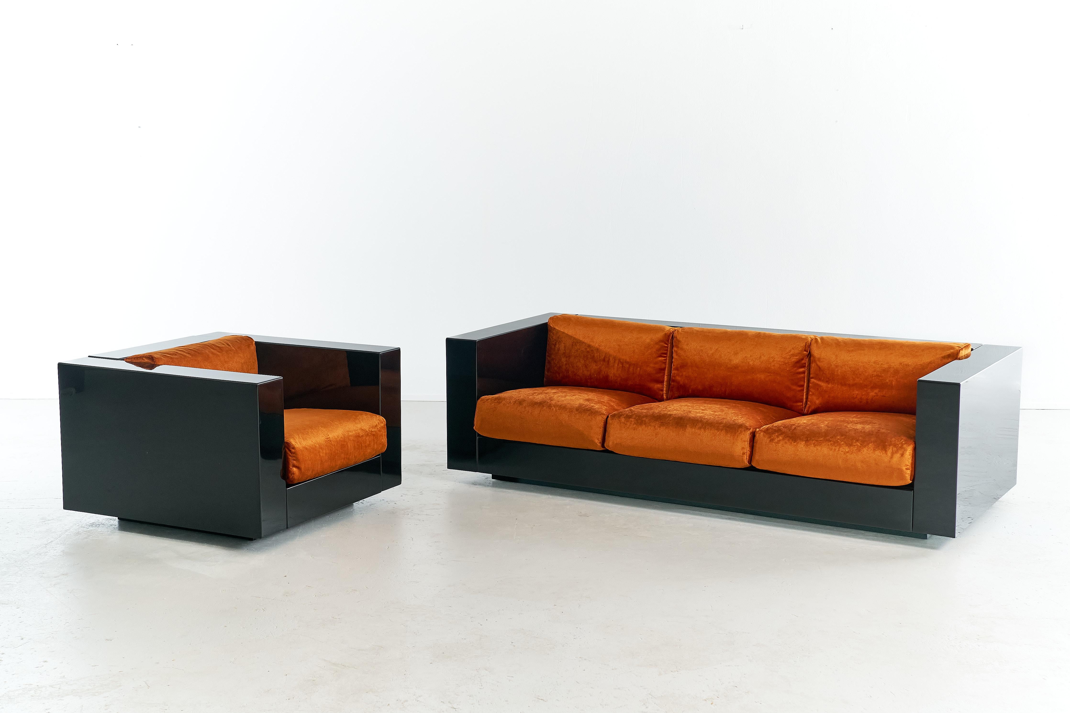 Le canapé Saratoga, conçu par Massimo et Lella Vignelli pour Poltronova, est un chef-d'œuvre moderniste. Le canapé présente une forme cubique audacieuse, à la fois élégante et fonctionnelle, qui ajoute à sa sophistication générale. Les Vignellis