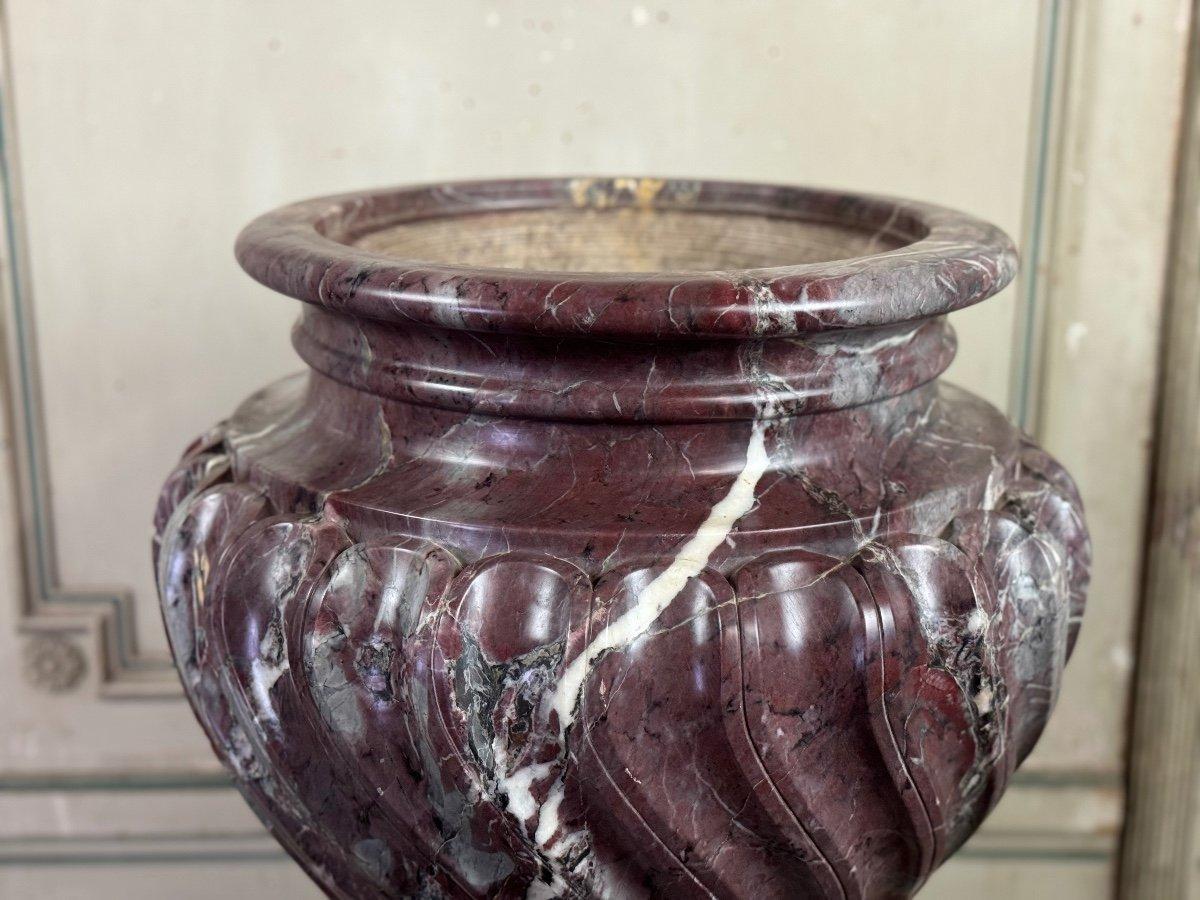 Basine en marbre Saravezza, corps cannelé en spirale surmonté d'un couvercle en vente 3