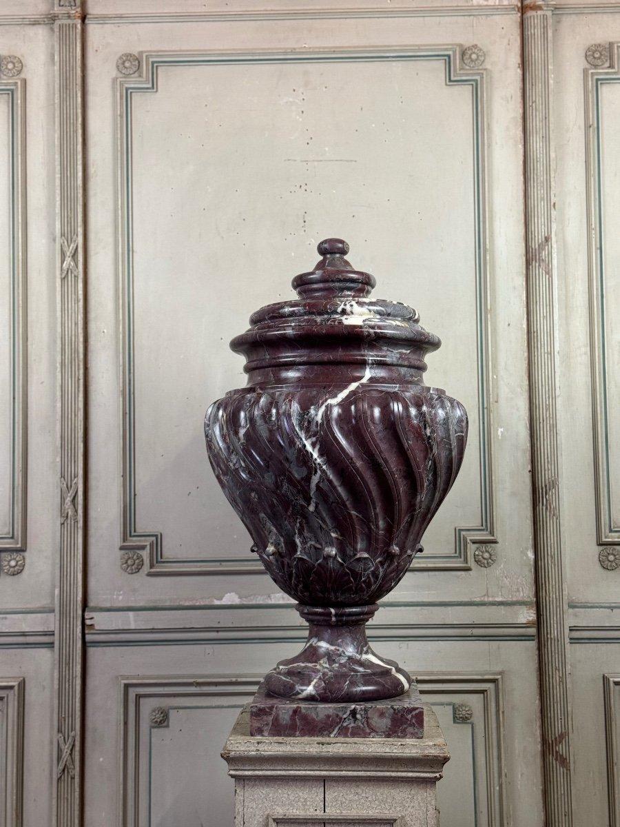 Basine en marbre Saravezza, corps cannelé en spirale surmonté d'un couvercle en vente 1