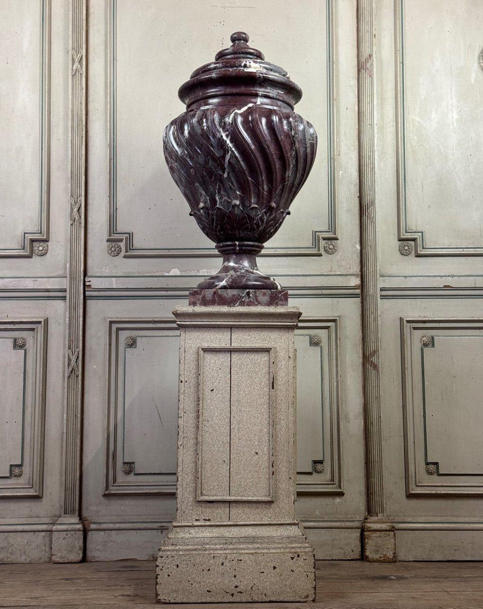 Basine en marbre Saravezza, corps cannelé en spirale surmonté d'un couvercle en vente 2