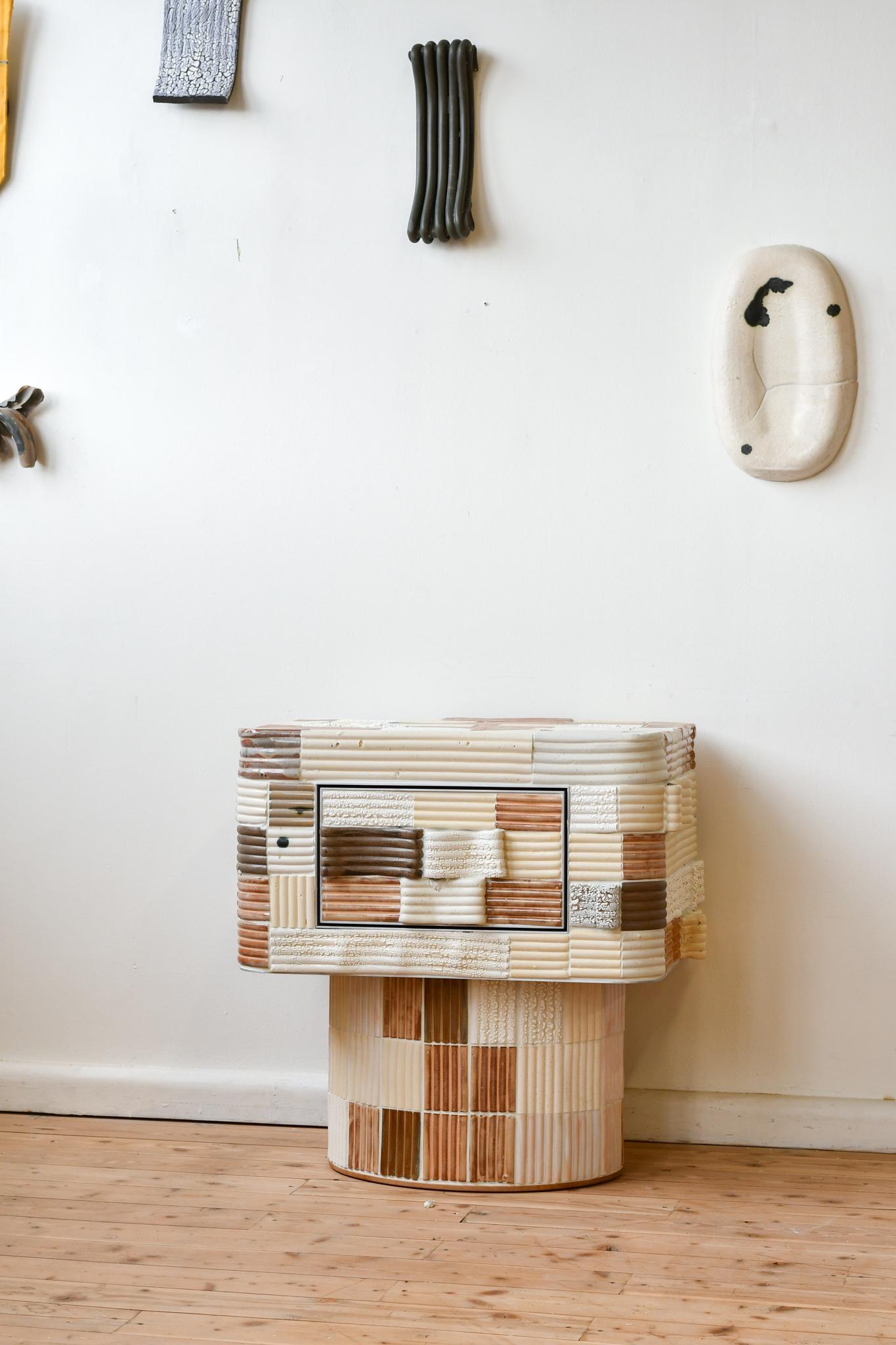 Sarkophag-Nachttisch aus skulpturaler Keramik und Holz (Kanadisch) im Angebot