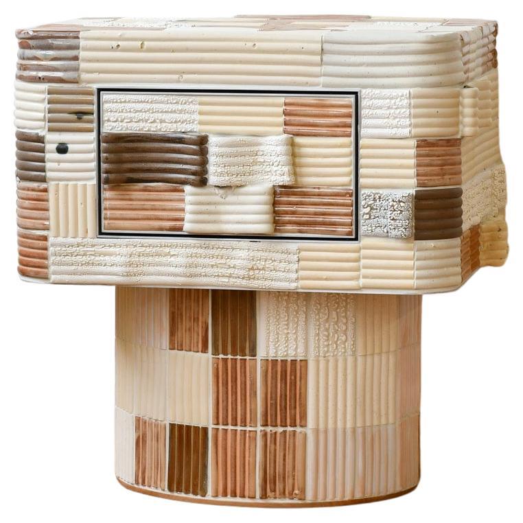Sarkophag-Nachttisch aus skulpturaler Keramik und Holz im Angebot