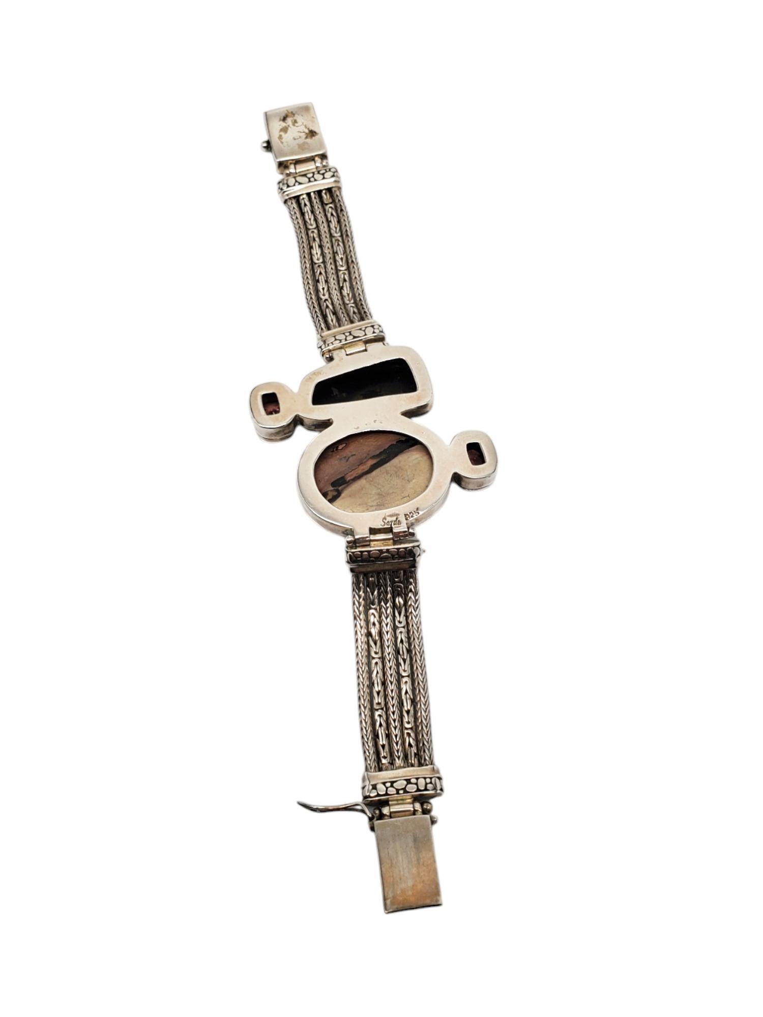 Bracciale multi gemme in argento sterling Sarda

Questo esclusivo braccialetto a più fili di Sarda è caratterizzato da pietre preziose incastonate nell'argento sterling.

Dimensioni: 7 pollici di lunghezza

Timbrato: SARDA 925

Peso: 41,4 dwt / 64,3