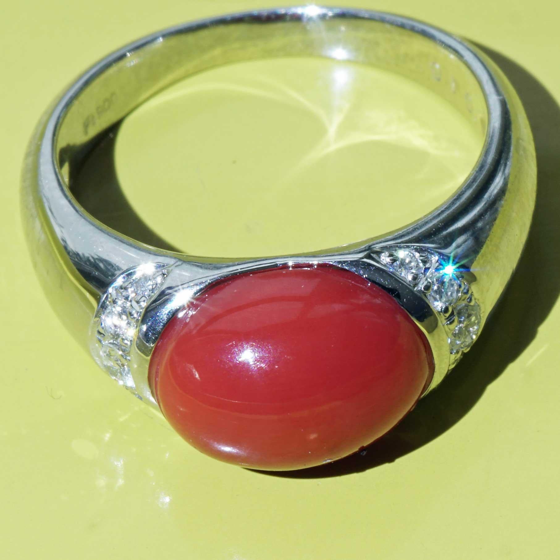 Corallo di Sardegna cabochon nobilmente incastonato in platino (leggermente aperto sul lato) ... ottimo colore, AAA+, anello in platino molto ben realizzato con 10 diamanti taglio brillante per un totale di circa 0,16 ct, TW (bianco fine) / loupe