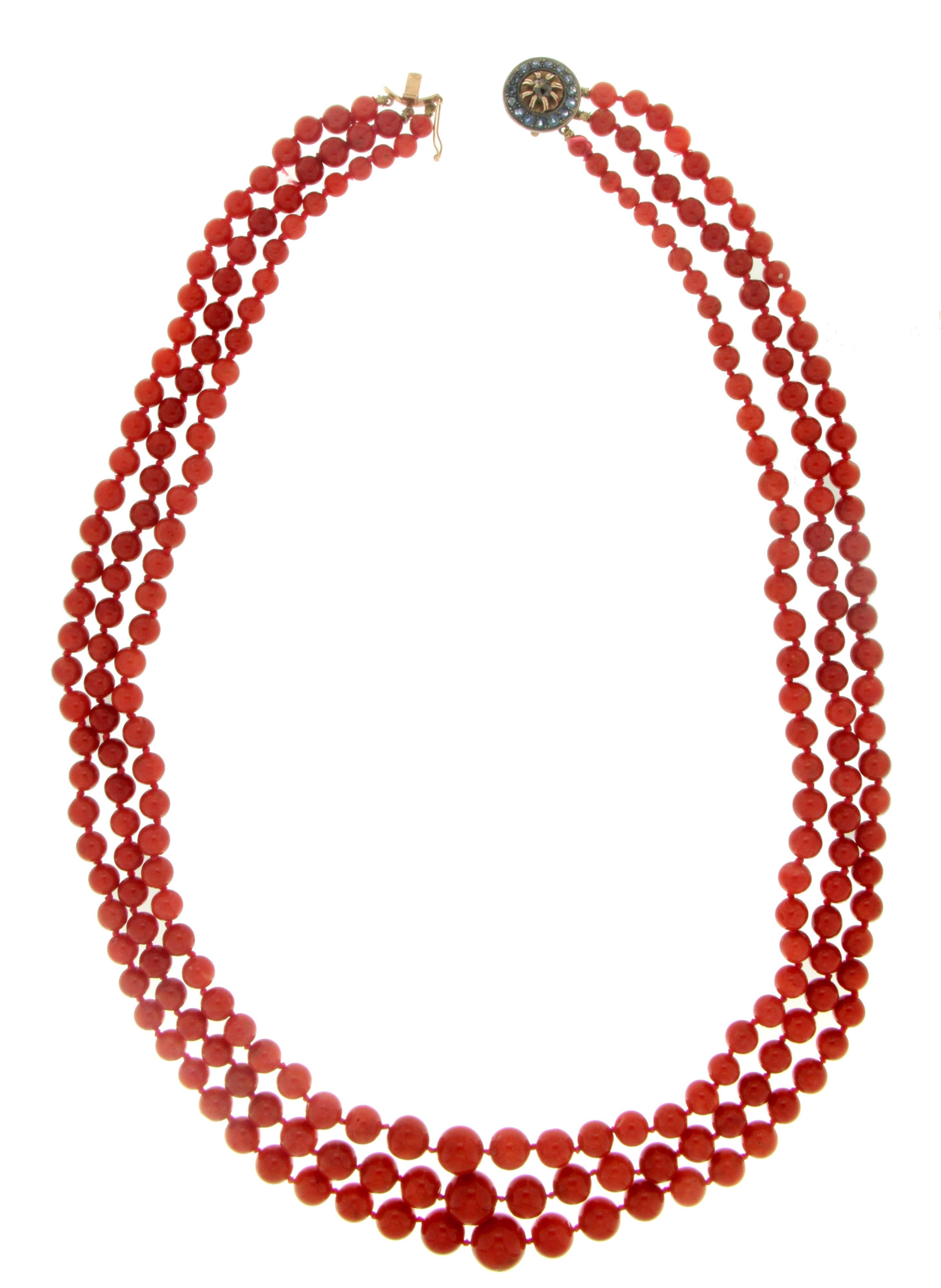 Mehrreihige Halskette aus 14 Karat Gelbgold mit Sardinien-Koralle (Kugelschliff) im Angebot