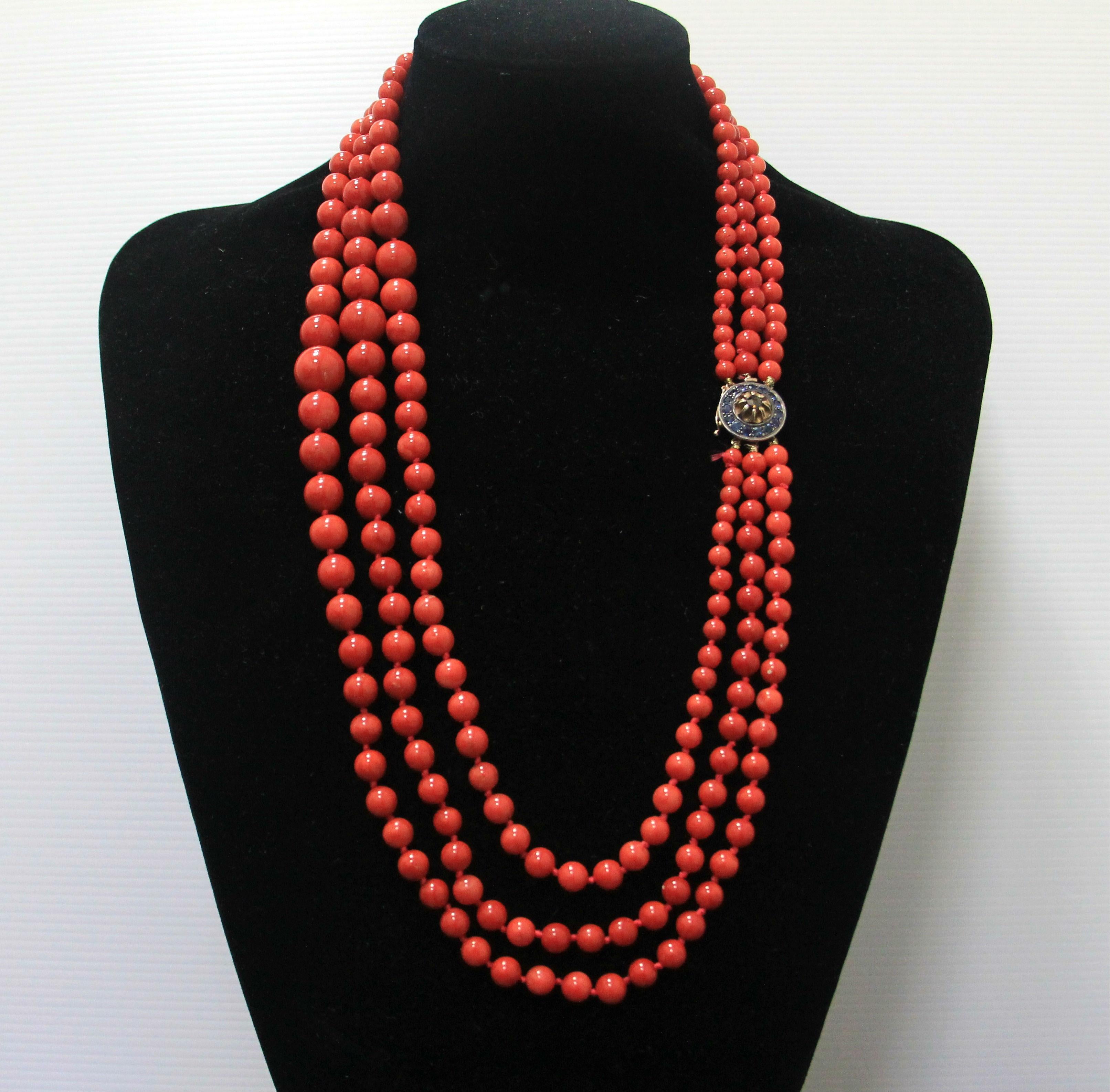 Mehrreihige Halskette aus 14 Karat Gelbgold mit Sardinien-Koralle für Damen oder Herren im Angebot