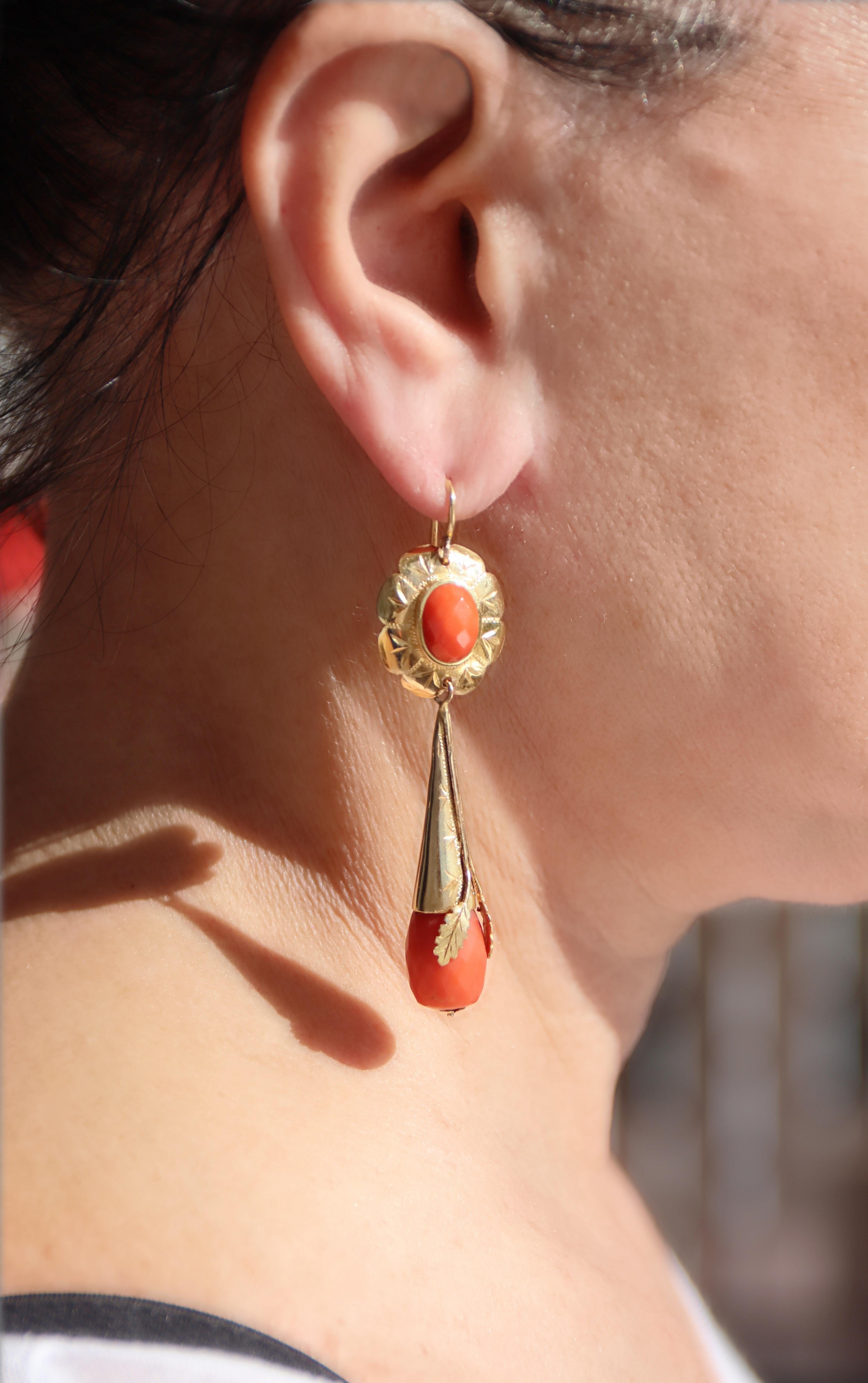 Donna Orecchini pendenti in corallo sardo in oro giallo 14 Kt in vendita