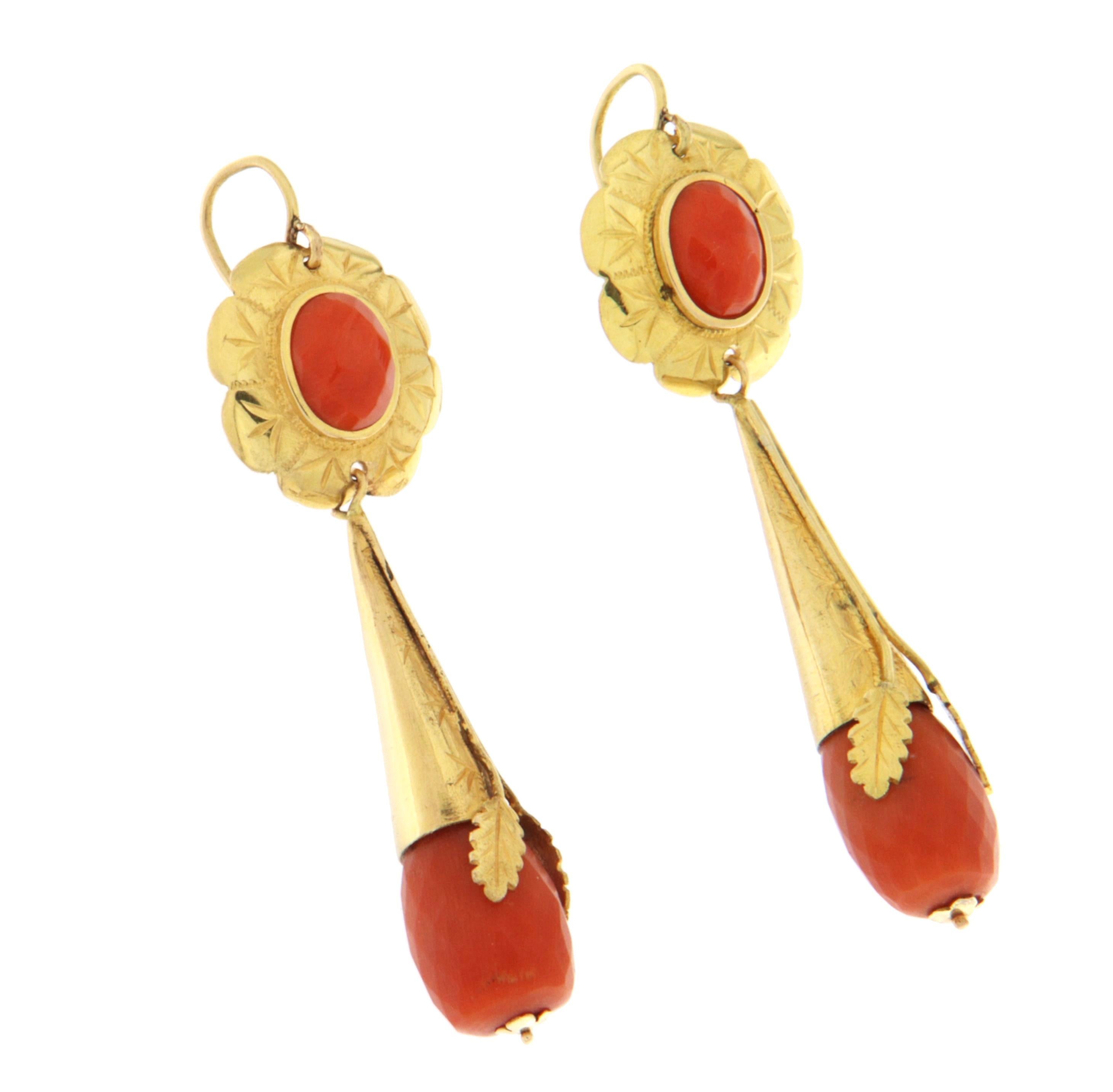 Rétro Orecchini pendenti in corallo sardo in oro giallo 14 Kt in vendita
