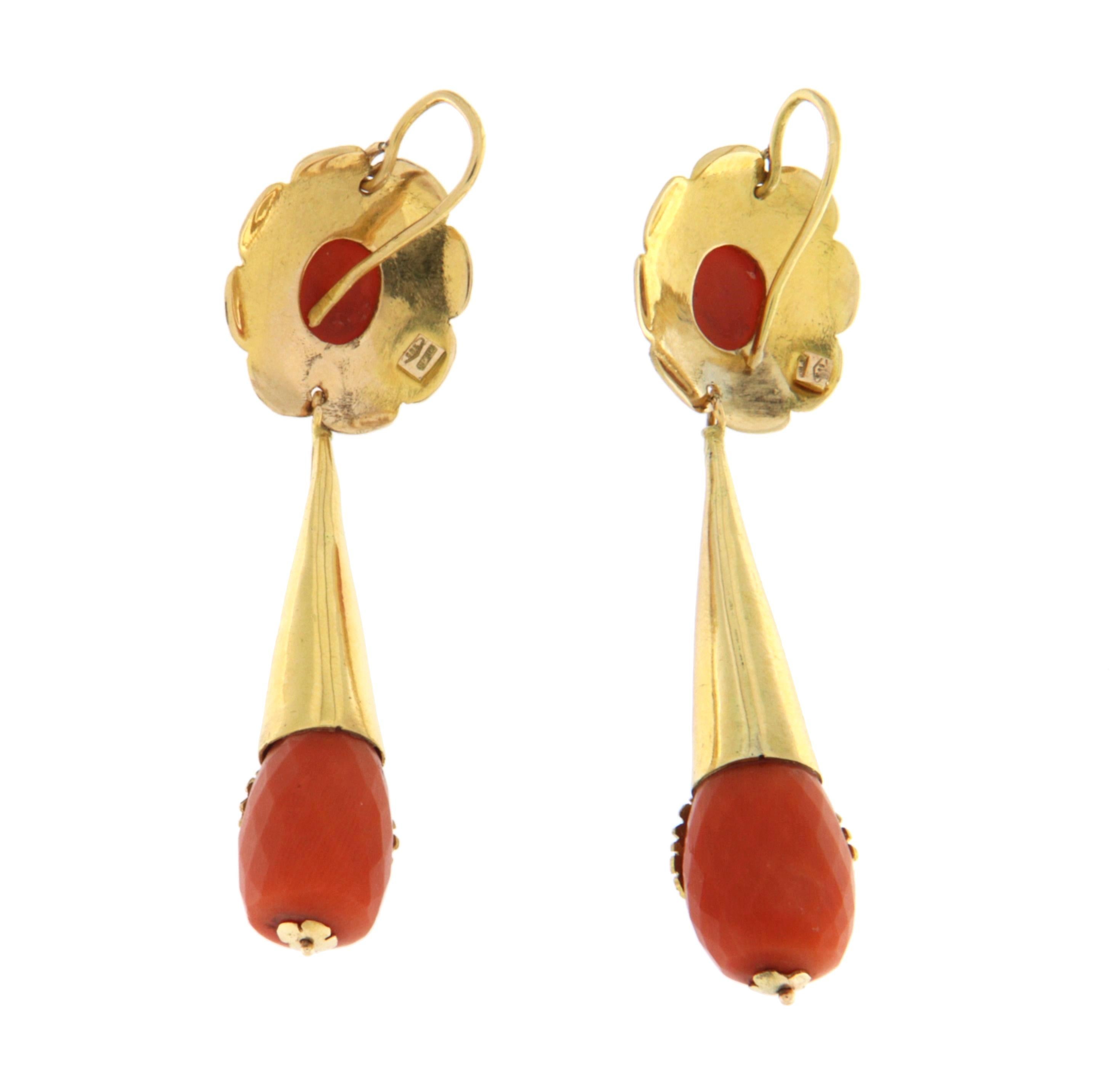 Taglio misto Orecchini pendenti in corallo sardo in oro giallo 14 Kt in vendita
