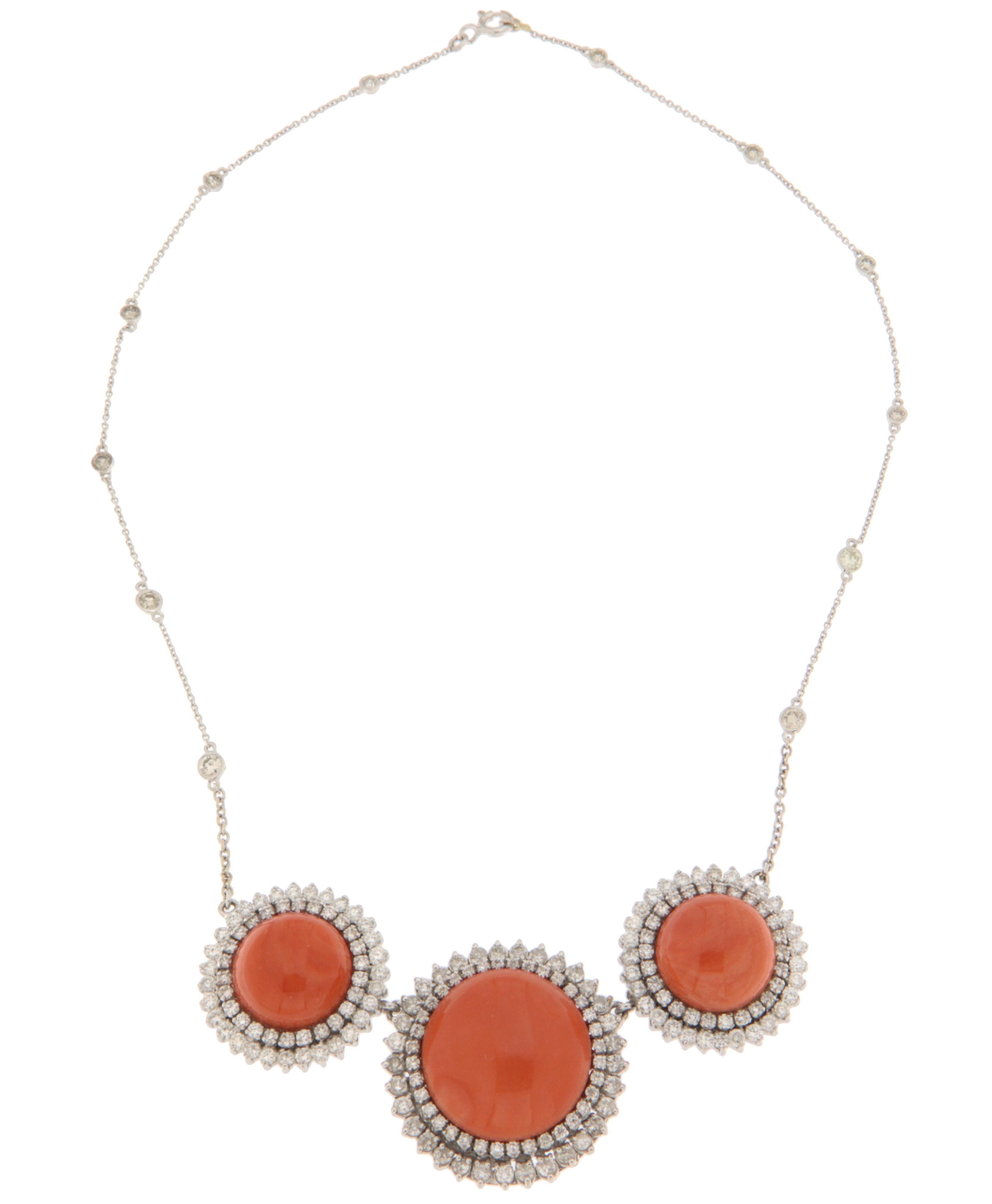 Questa raffinata collana in oro bianco 18 carati è un vero e proprio capolavoro di alta gioielleria, dove eleganza, luce e natura si fondono in perfetta armonia. Il design è caratterizzato da tre magnifiche gemme naturali di corallo sardo,