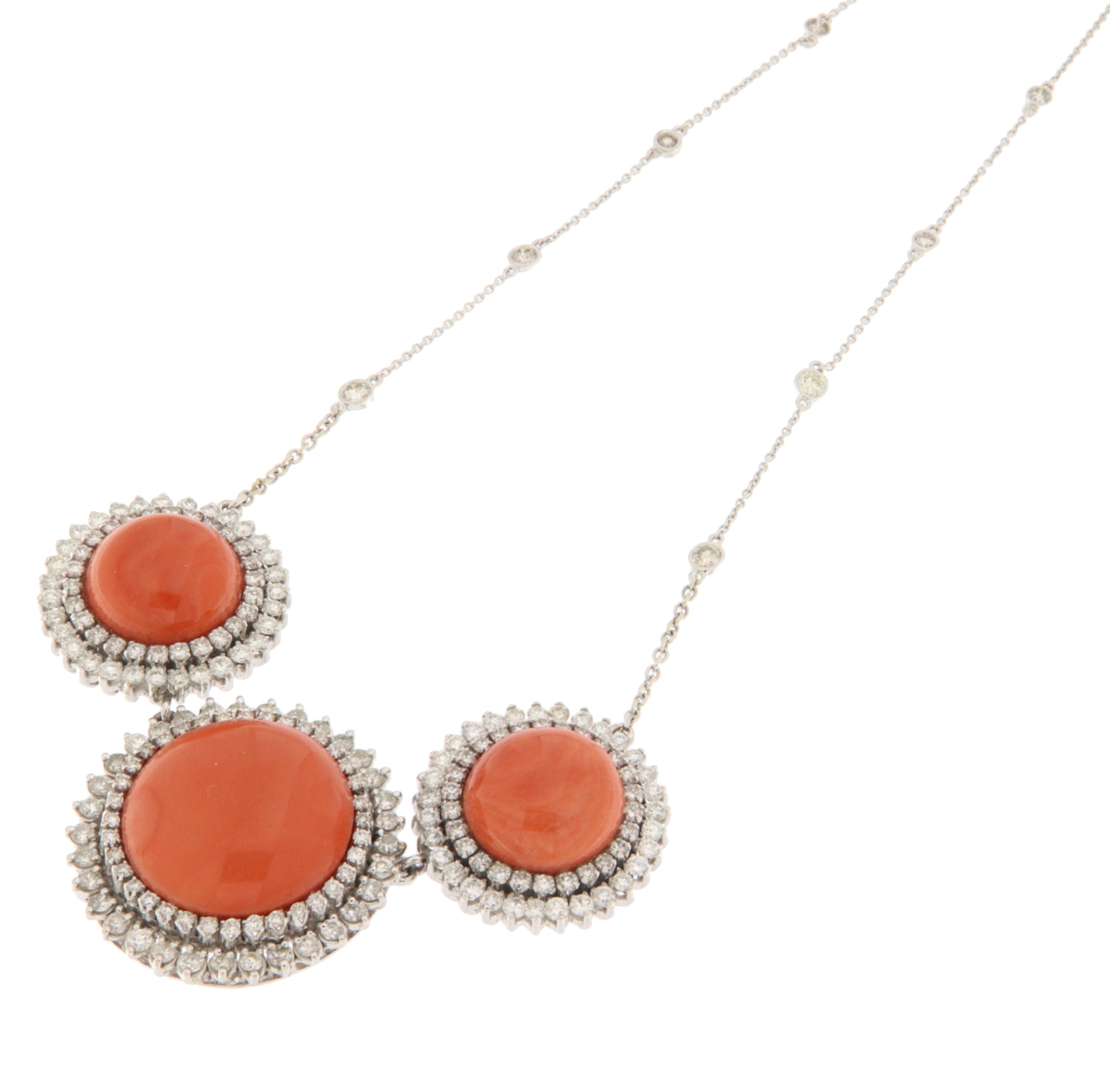 Artigiano Collana girocollo con corallo sardo e diamanti in oro bianco 18 carati in vendita