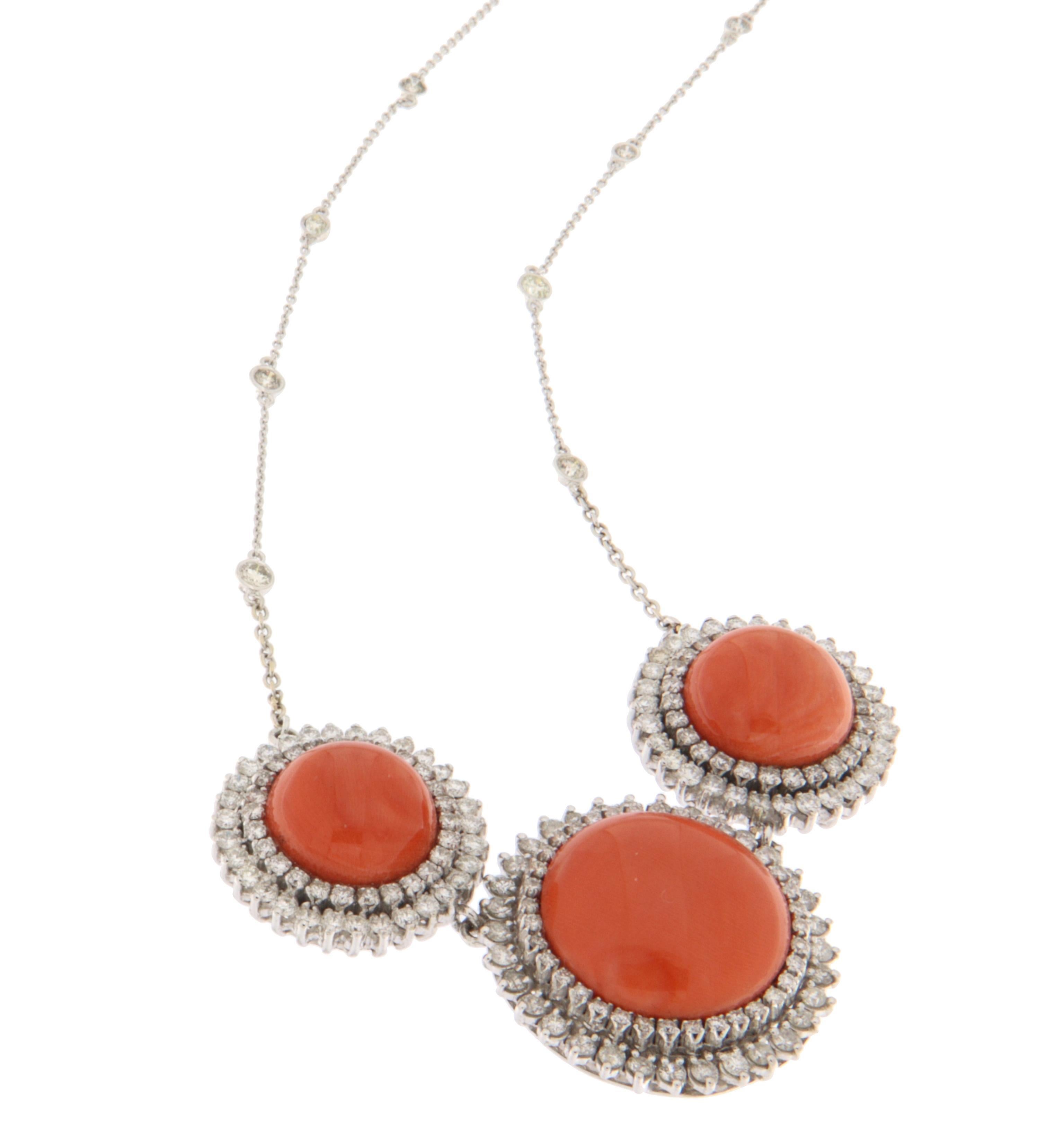 Taglio brillante Collana girocollo con corallo sardo e diamanti in oro bianco 18 carati in vendita
