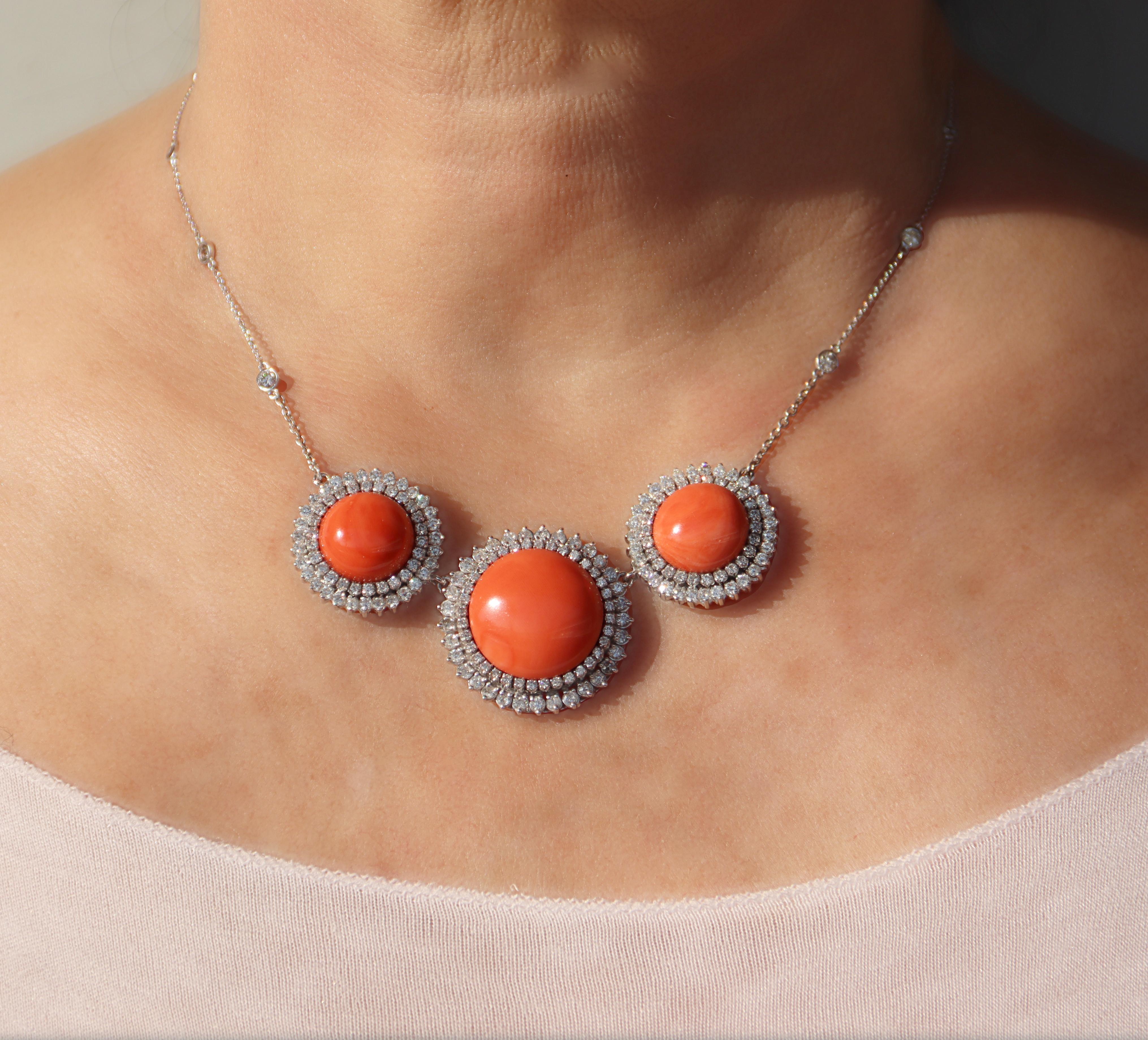 Donna Collana girocollo con corallo sardo e diamanti in oro bianco 18 carati in vendita