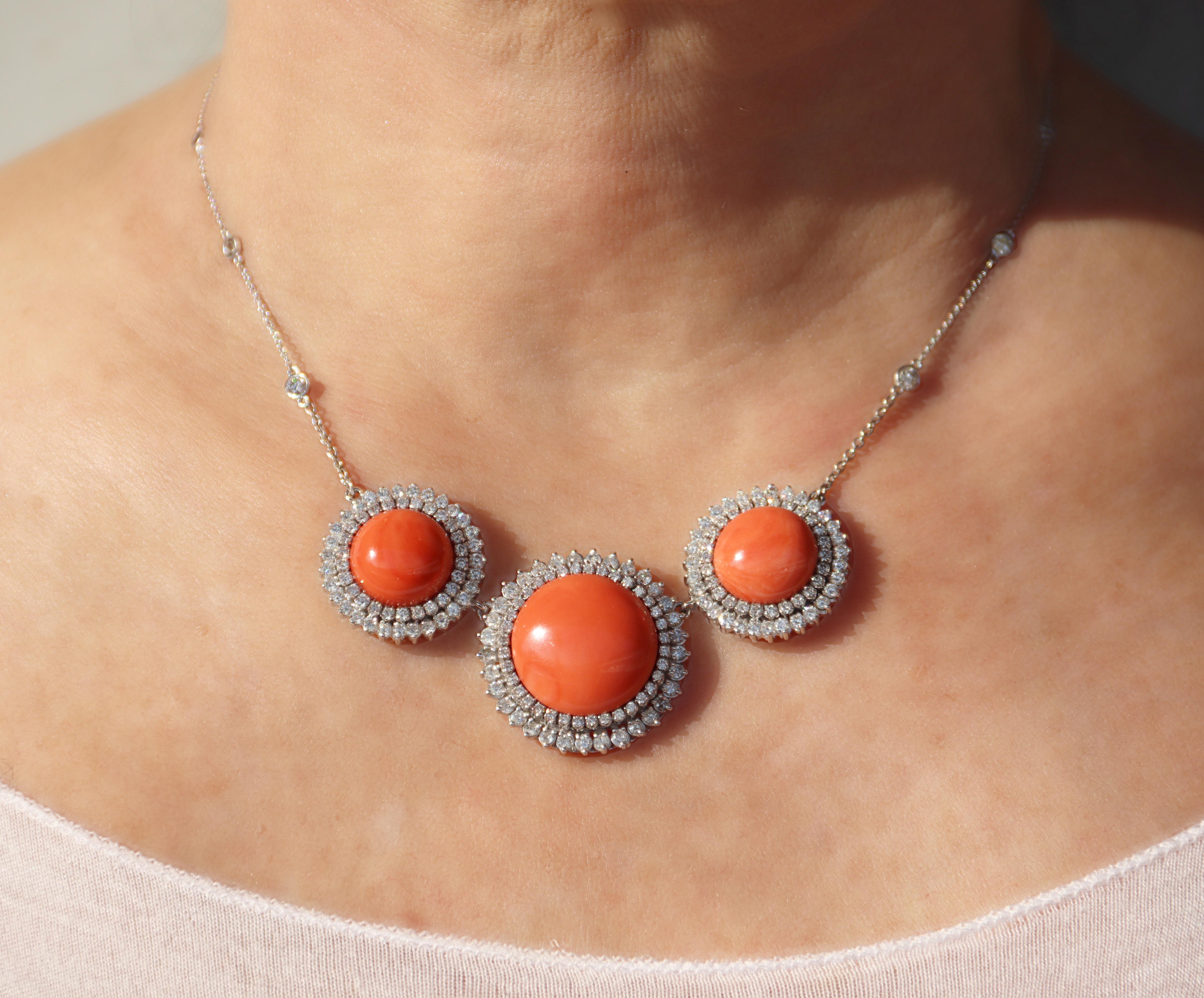 Collana girocollo con corallo sardo e diamanti in oro bianco 18 carati in vendita 1