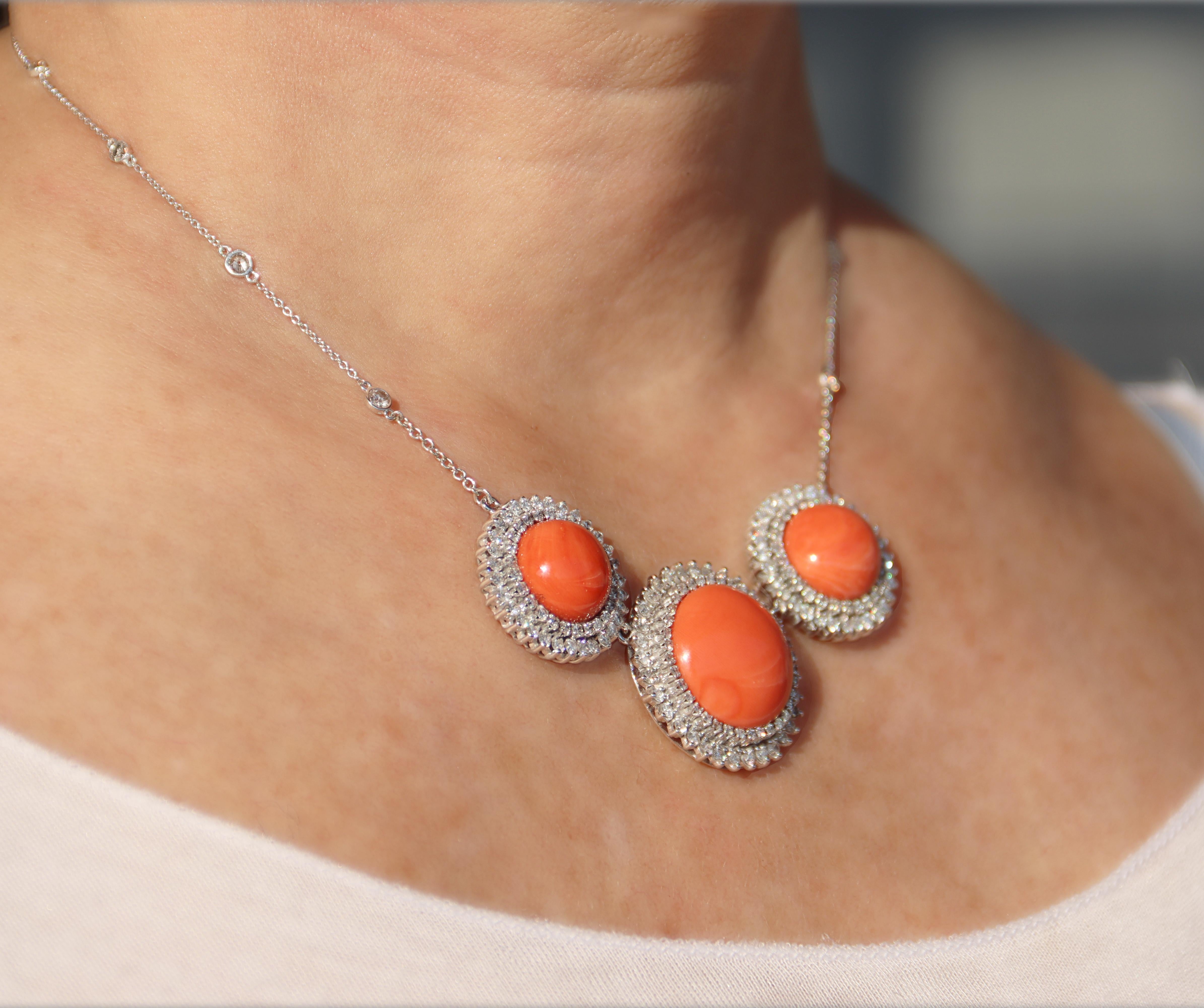 Collana girocollo con corallo sardo e diamanti in oro bianco 18 carati in vendita 2