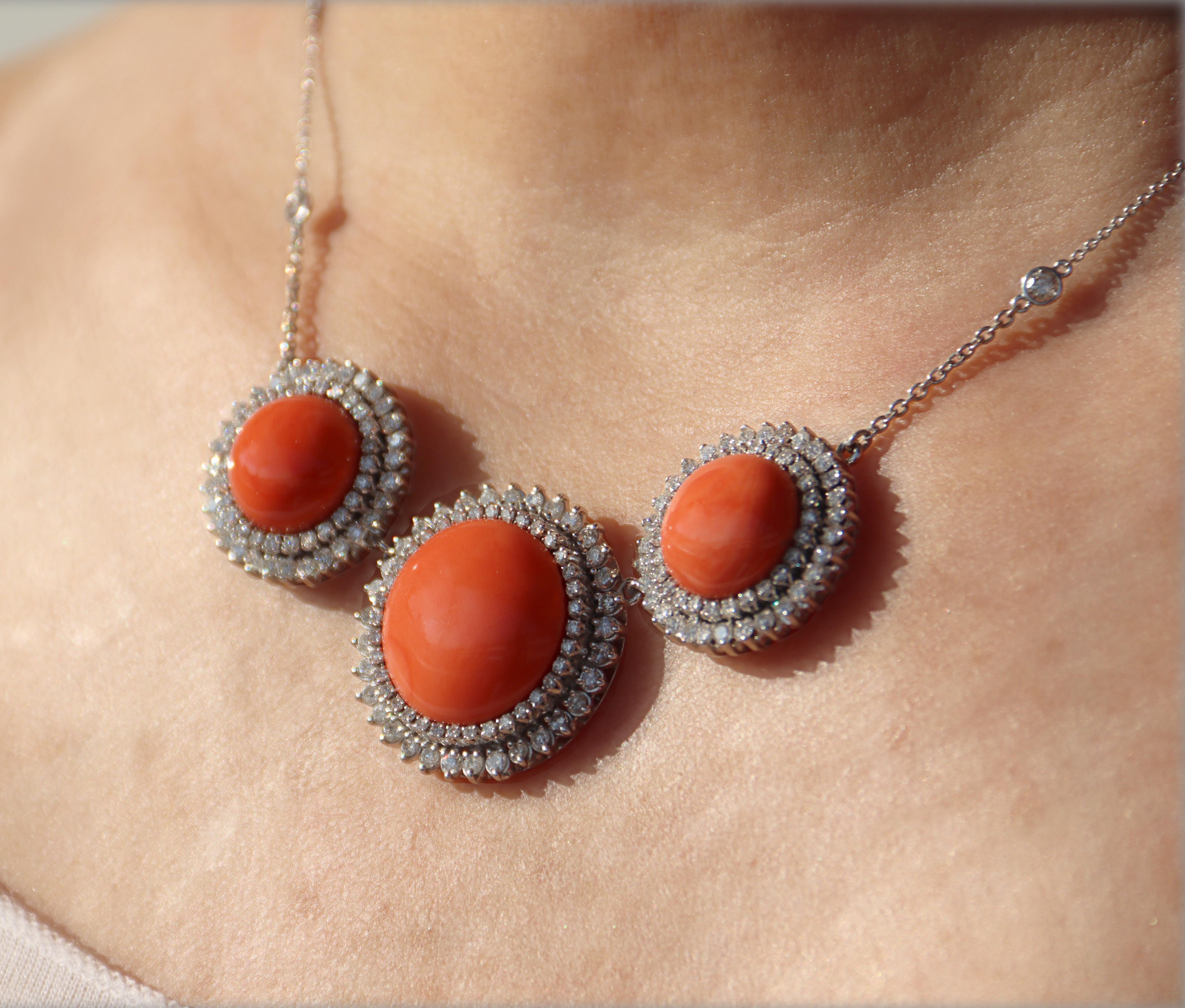 Collana girocollo con corallo sardo e diamanti in oro bianco 18 carati in vendita 3