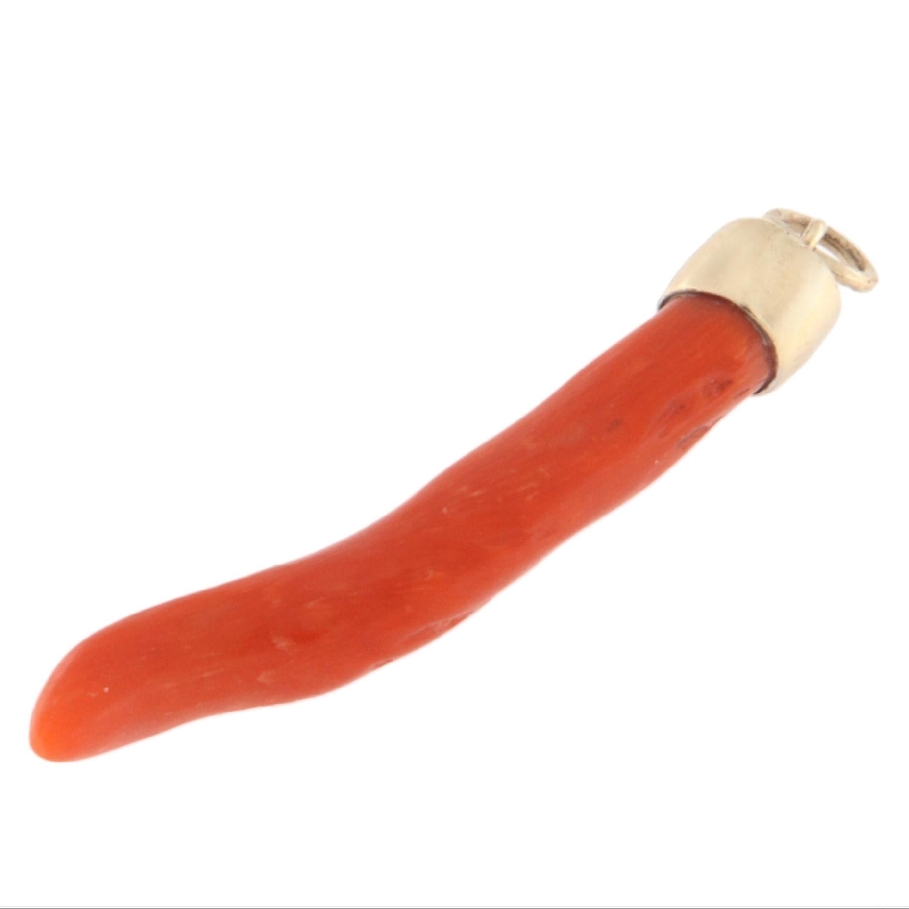 Artisan Collier de corail sarde pendentif en or jaune 18 carats en vente