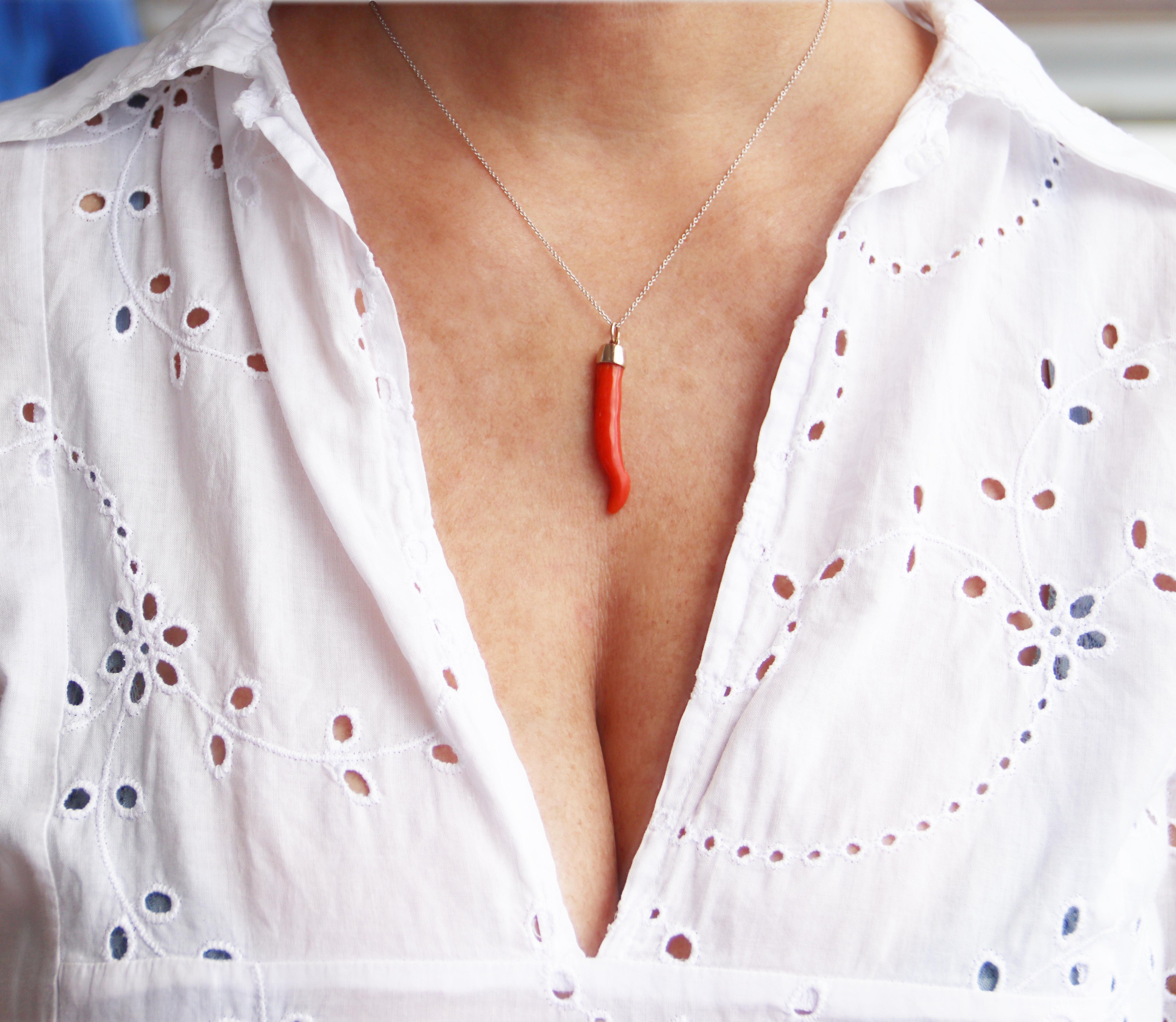Collier de corail sarde pendentif en or jaune 18 carats Unisexe en vente