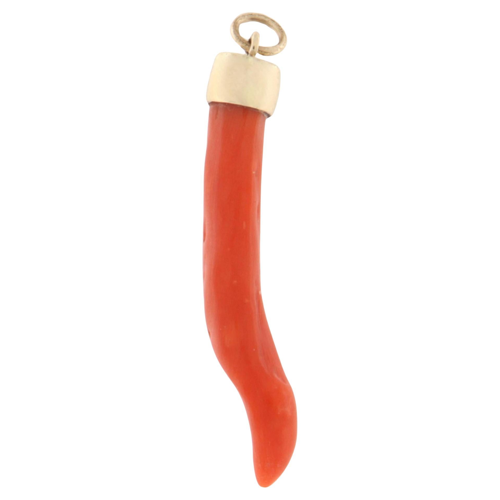 Collier de corail sarde pendentif en or jaune 18 carats en vente