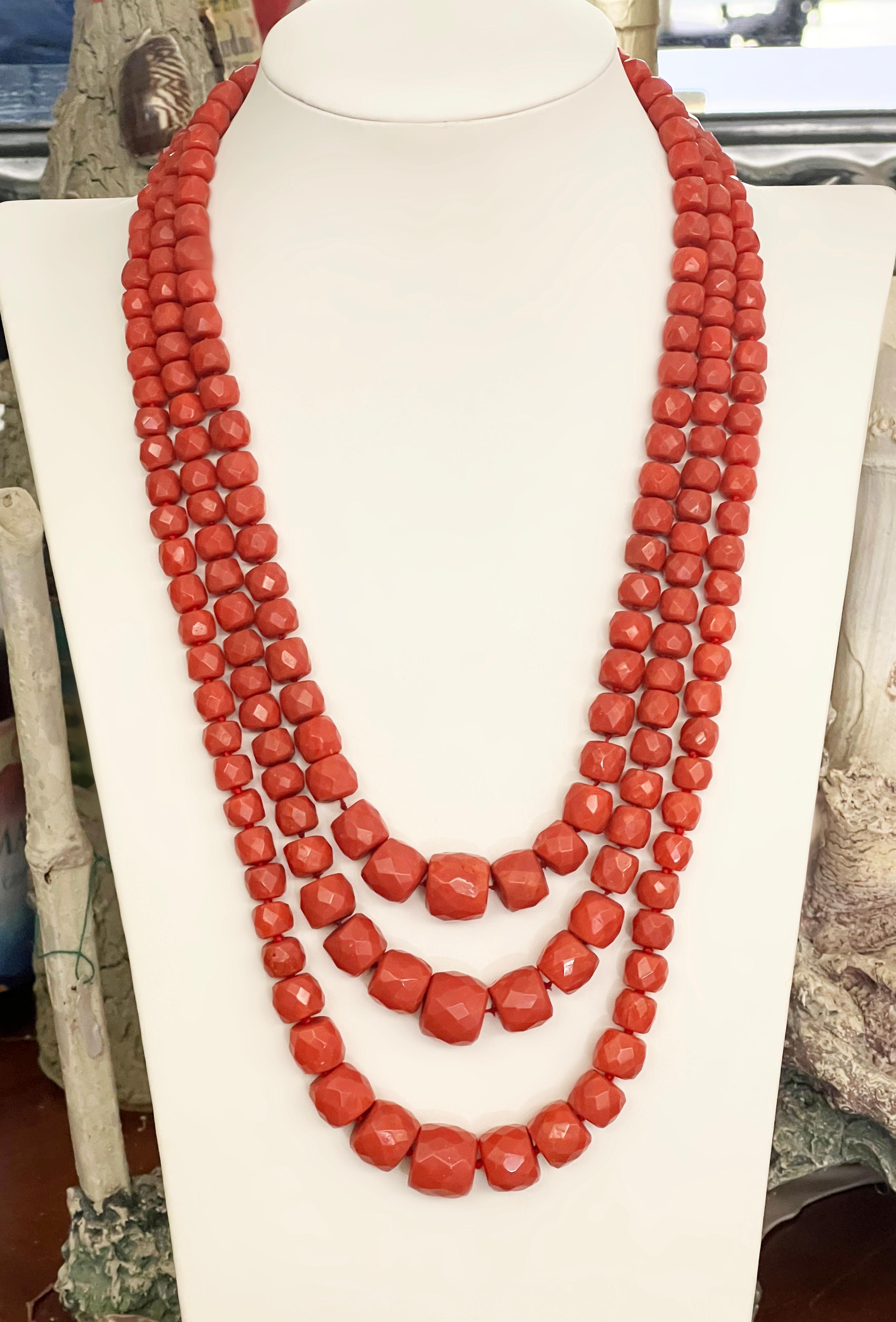 Ce collier saisissant est composé de plusieurs brins de corail de Sardaigne richement coloré, connu pour ses couleurs vives et prisé tout au long de l'histoire pour sa beauté naturelle. Les perles de corail sont méticuleusement façonnées et polies,