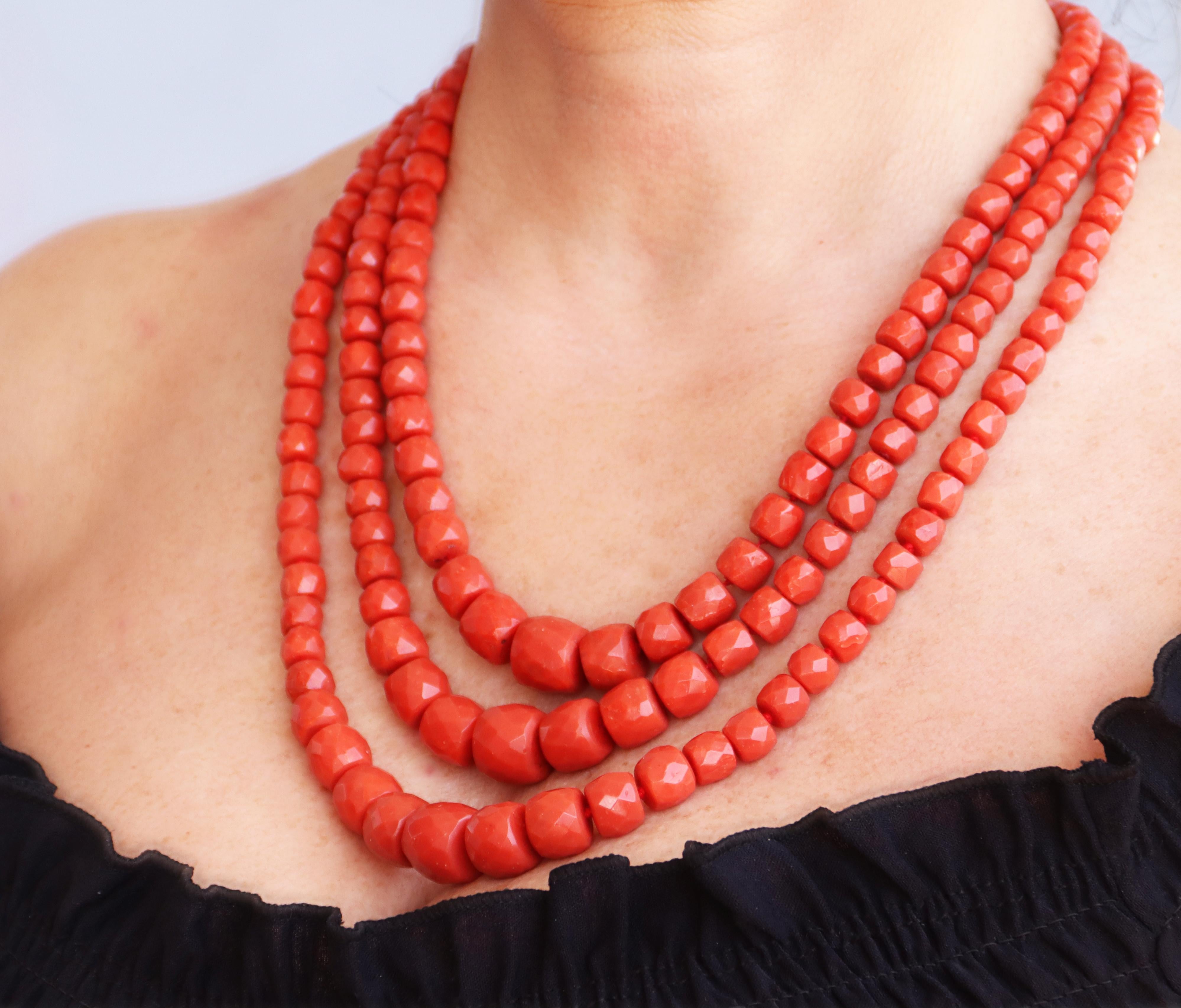 Mixed Cut Sardinian Coral 9 Karat Yellow Gold Rope Necklace For Sale