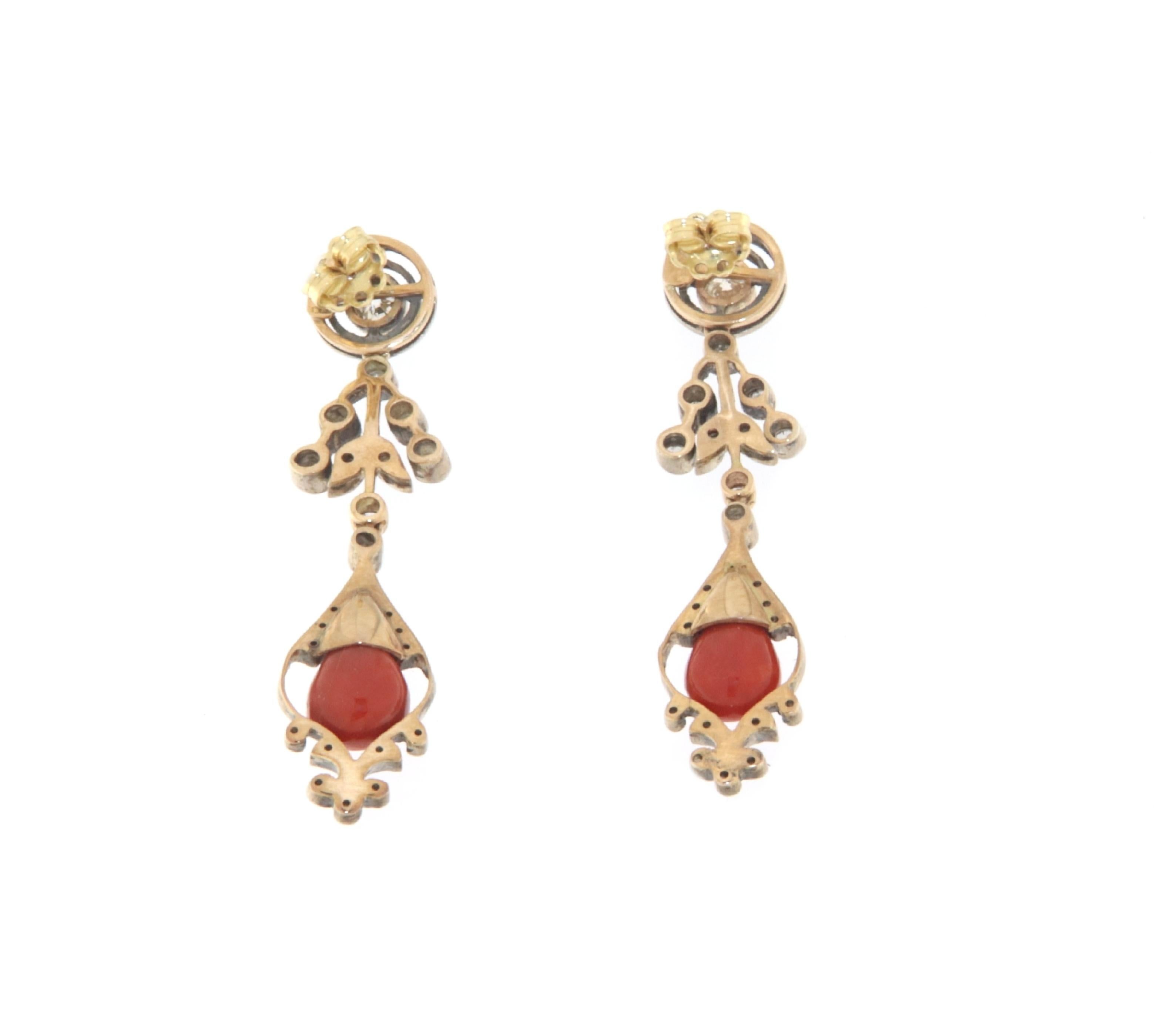 Taille rose Boucles d'oreilles pendantes en or blanc 14 carats avec corail de Sardaigne et diamants en vente