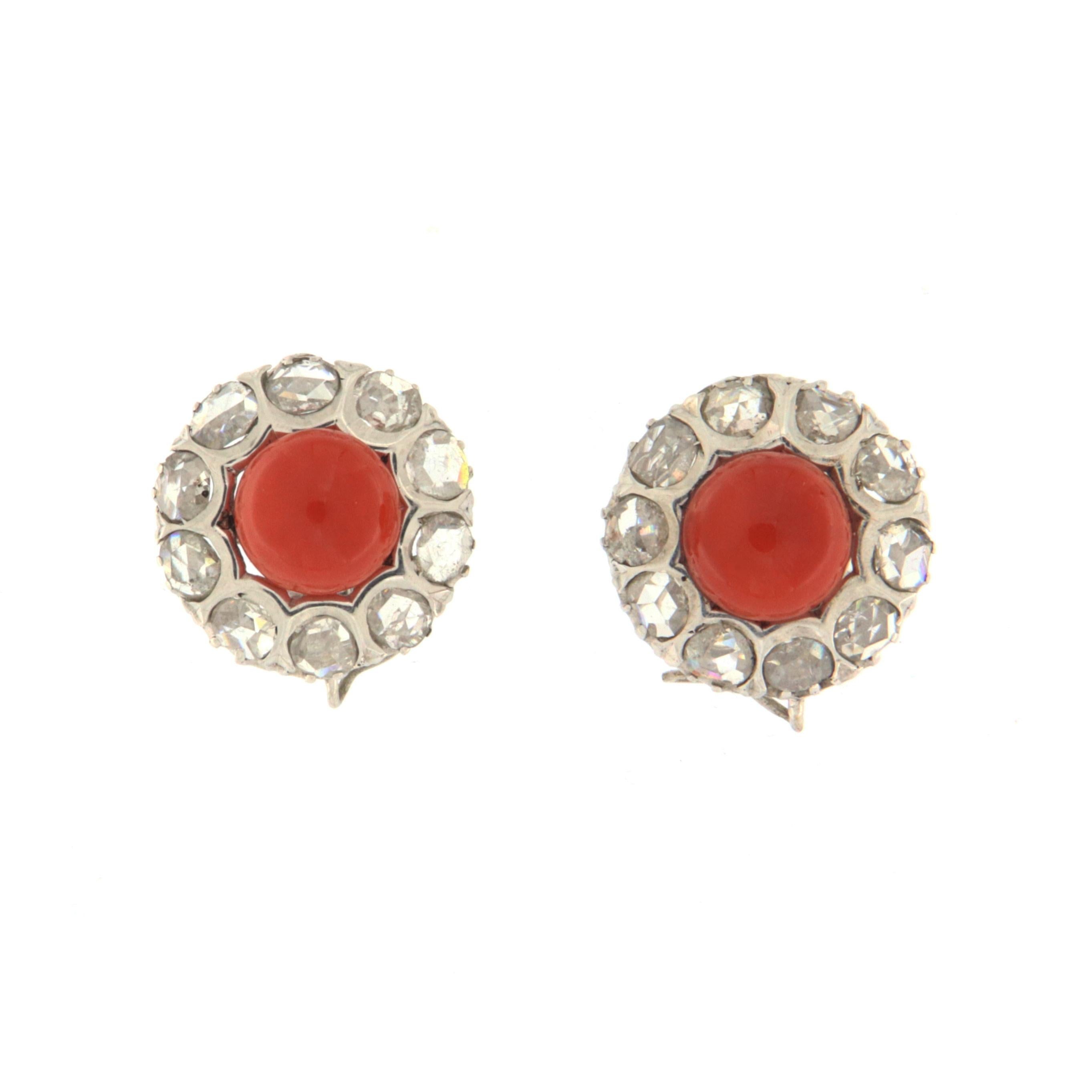 Boucles d'oreilles pendantes en or blanc 14 carats avec corail de Sardaigne et diamants Pour femmes en vente