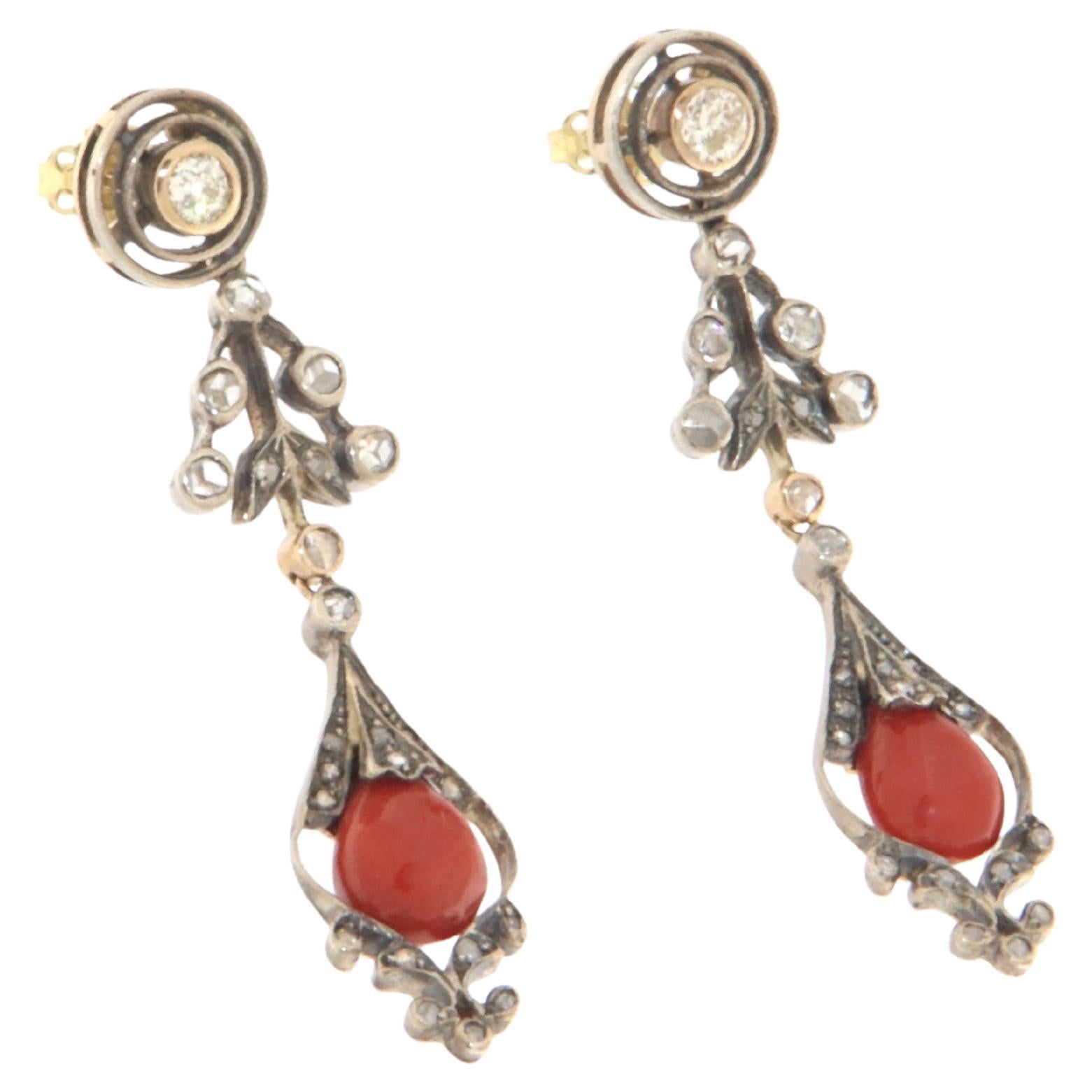 Boucles d'oreilles pendantes en or blanc 14 carats avec corail de Sardaigne et diamants en vente