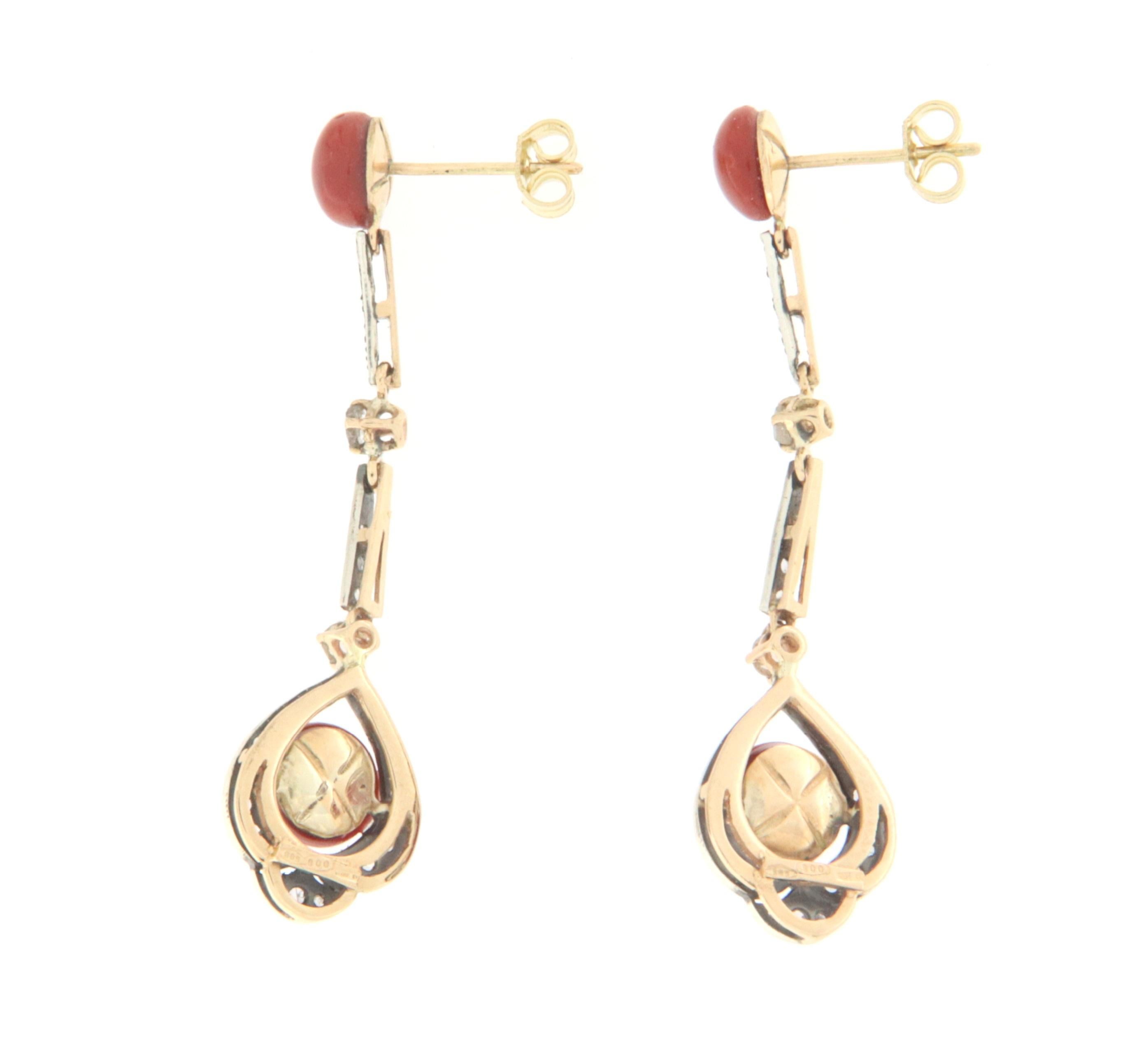 Rétro Boucles d'oreilles pendantes en or jaune 14 carats avec corail de Sardaigne et diamants en vente