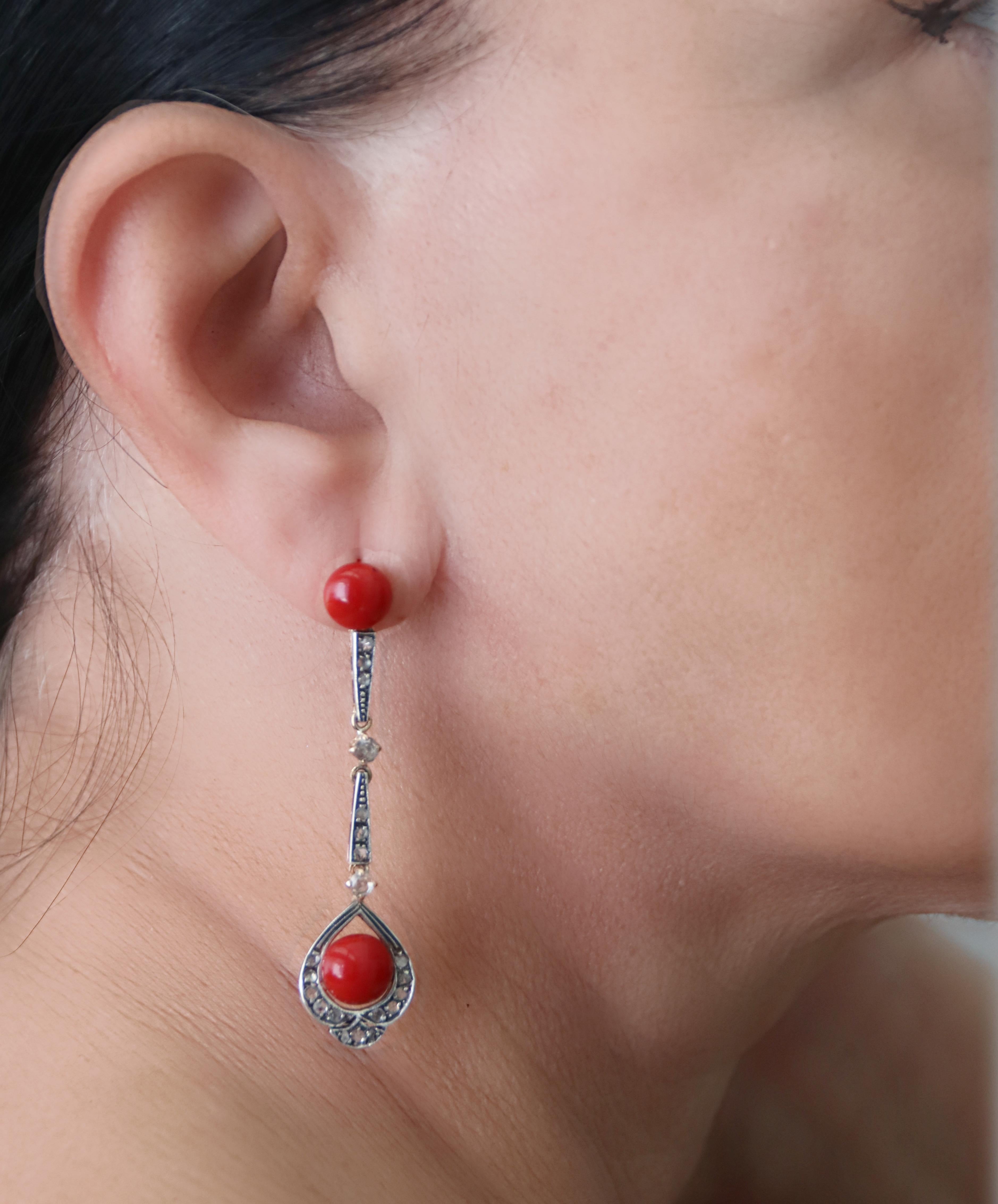 Boucles d'oreilles pendantes en or jaune 14 carats avec corail de Sardaigne et diamants en vente 1