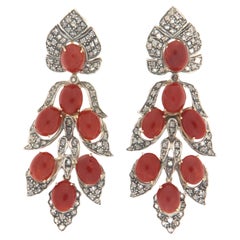 Boucles d'oreilles pendantes en or jaune 14 carats avec corail de Sardaigne et diamants